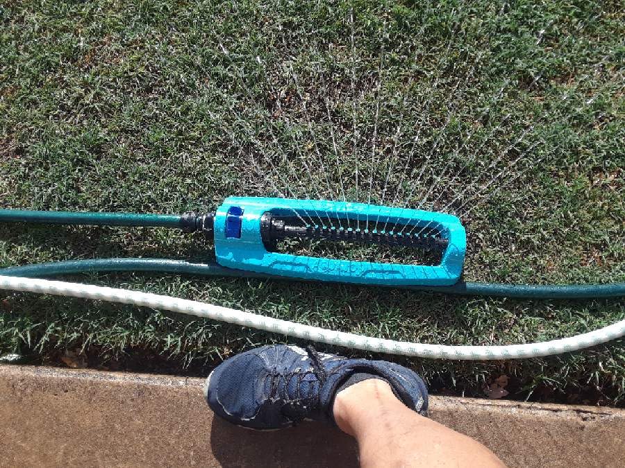 Aqua Joe Oscillating Sprinkler with Adjustable Spray, 16 Clog-Resistant Nozzles, Metal Base & 3600 Square Foot Coverage customer photo 1