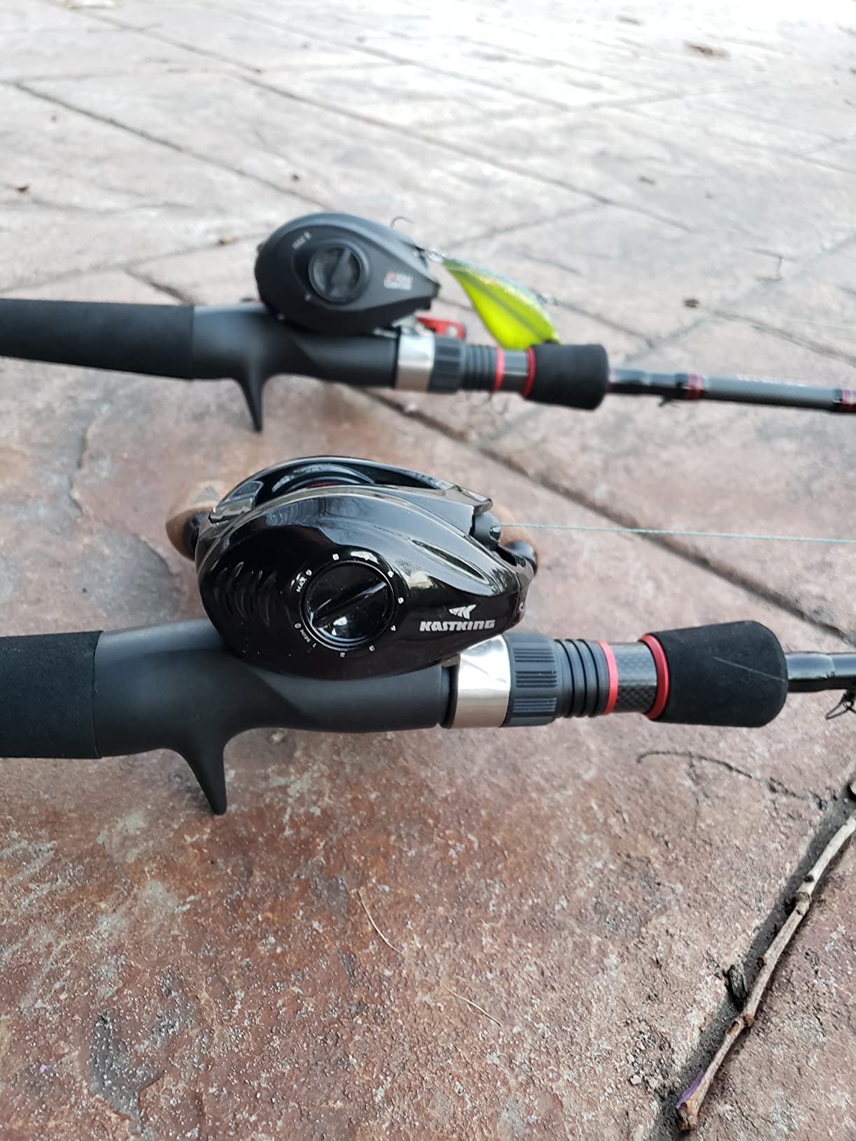 KastKing MegaJaws Elite Baitcasting Fishing Reel, AutoMag Dual Braking System, 6.7oz, 17.64 LBs Carbon Fiber Drag customer photo 2