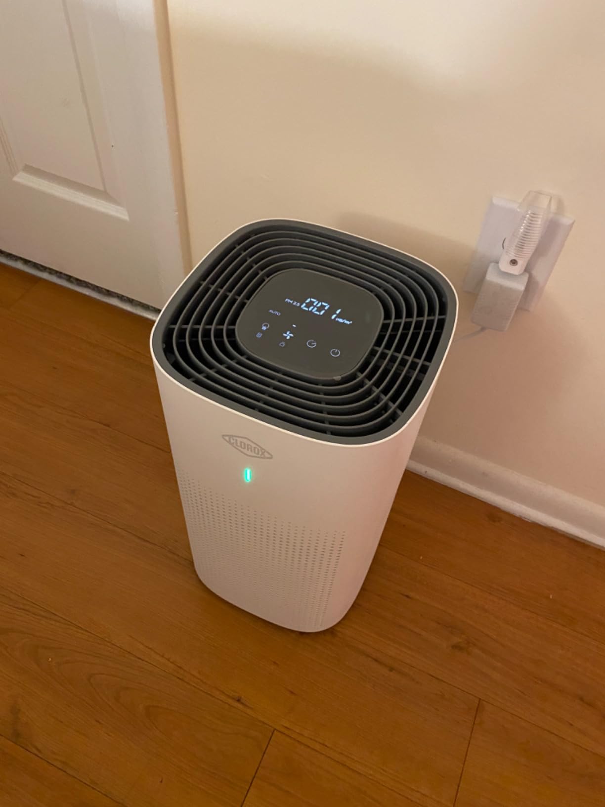 Clorox Medium Room Air Purifiers for Bedroom Home, True HEPA Filter | 1,000 Sq Ft | Reduces 99.9% of Mold, Viruses, Wildfire Smoke, Allergens, Pet Allergies, Dust | Auto Mode | Whisper Quiet customer photo 2