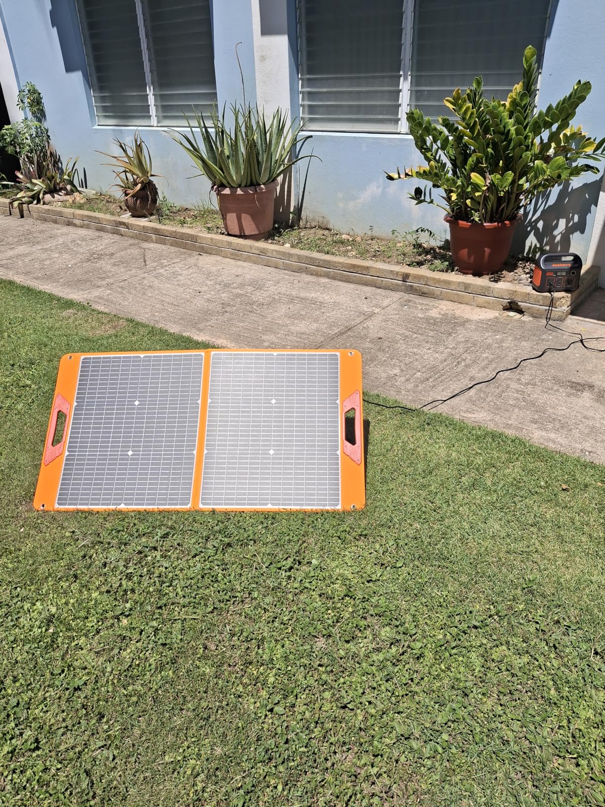 Solar Panels 100Watt Portable 24% High-Efficiency 18V Foldable Solar Charger with USB Outputs for Power Stations, Phones, IP65 Waterproof Perfect for Camping, RVing, Home Backup and Off-Grid Blackouts customer photo 1