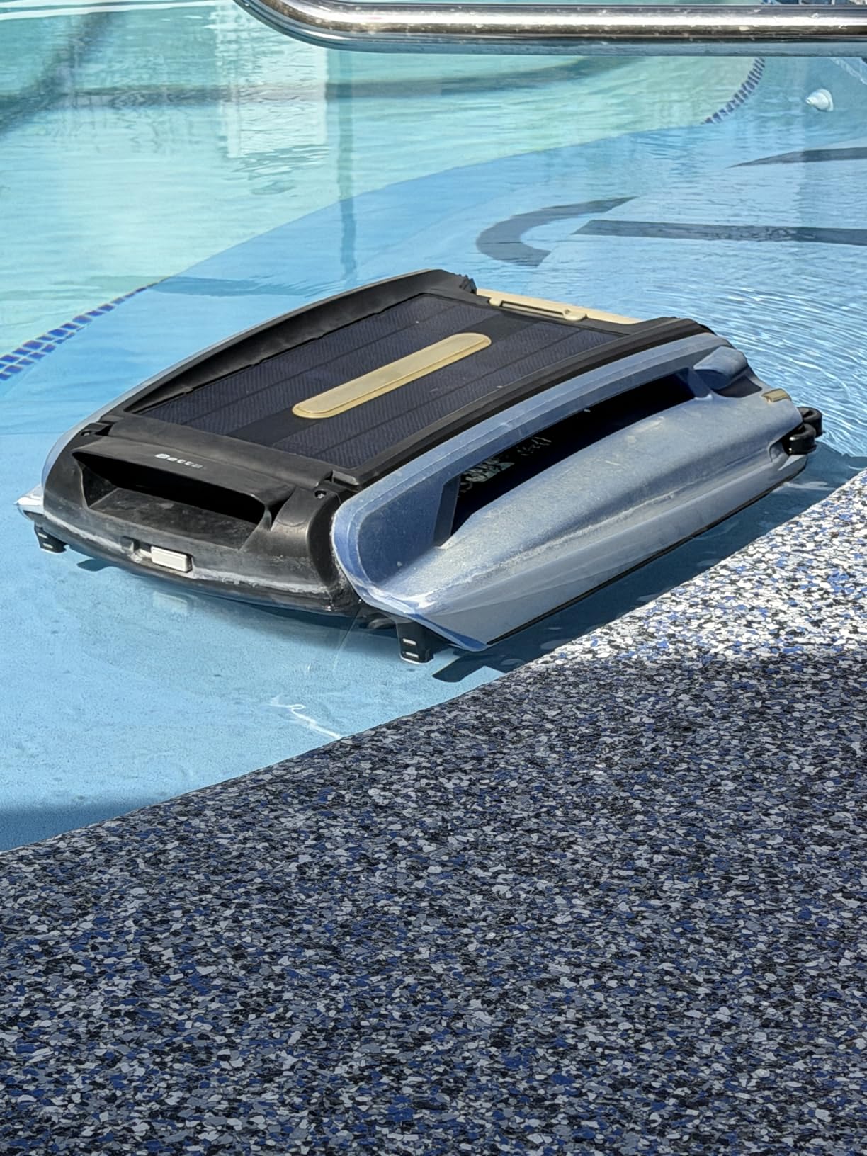 Betta SE Solar Powered Automatic Robotic Pool Surface Skimmer Cleaner with 24/7 Continuous Cleaning Battery Power and Re-Engineered Twin Salt Chlorine Tolerant Motors (Blue) customer photo 1