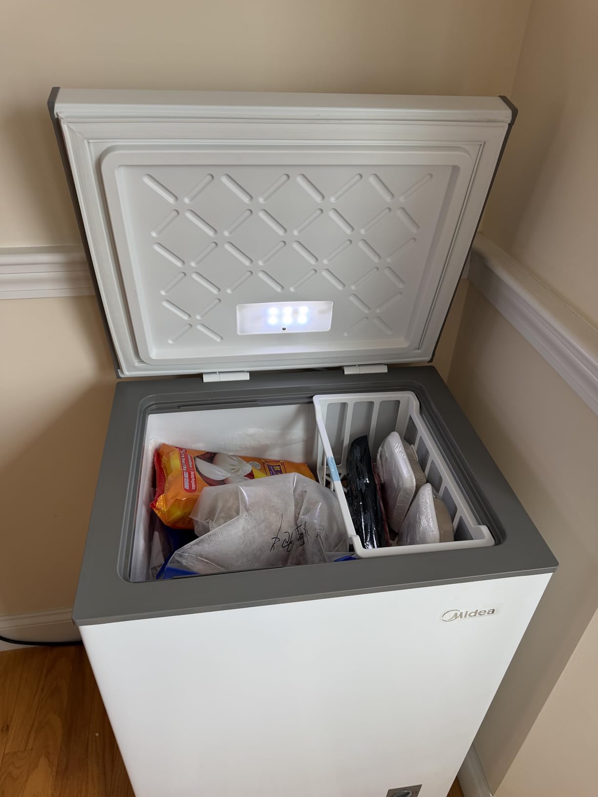 Midea MERC07C4BAWW Chest Freezer, 7.0 Cubic Feet Freezer With Removable Basket, Interior LED Light, Adjustable Temperature, For Kitchen Apartment Office, White customer photo 2