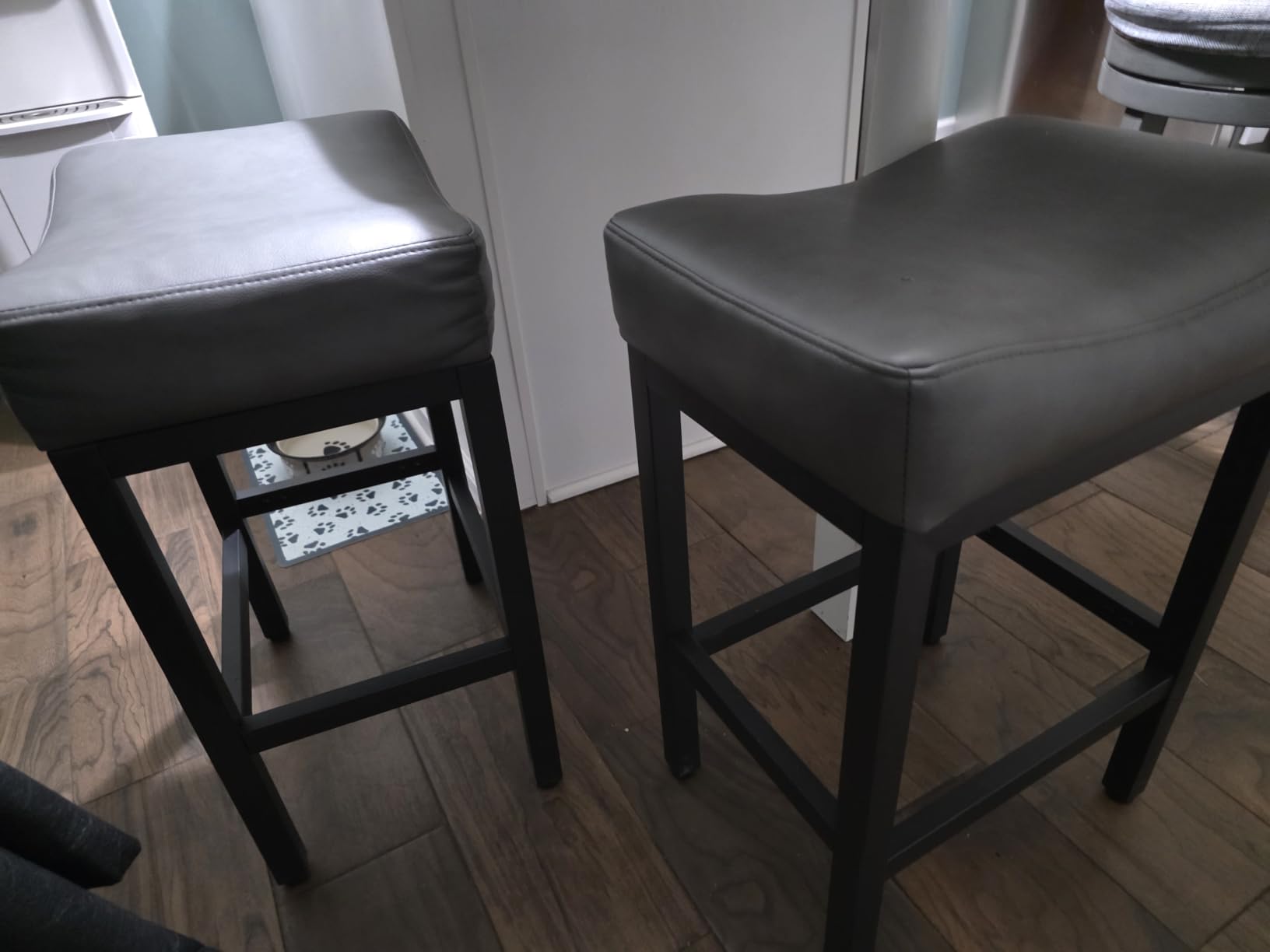 Raynesys 24 Inche Bonded Leather Counter Height Bar Stools Set of 2 Square | Barstools with Thick Bonded Leather Saddle Seats & Heavy Duty Metal Base for Kitchen Counter, Easy Assembly, All Black customer photo 1