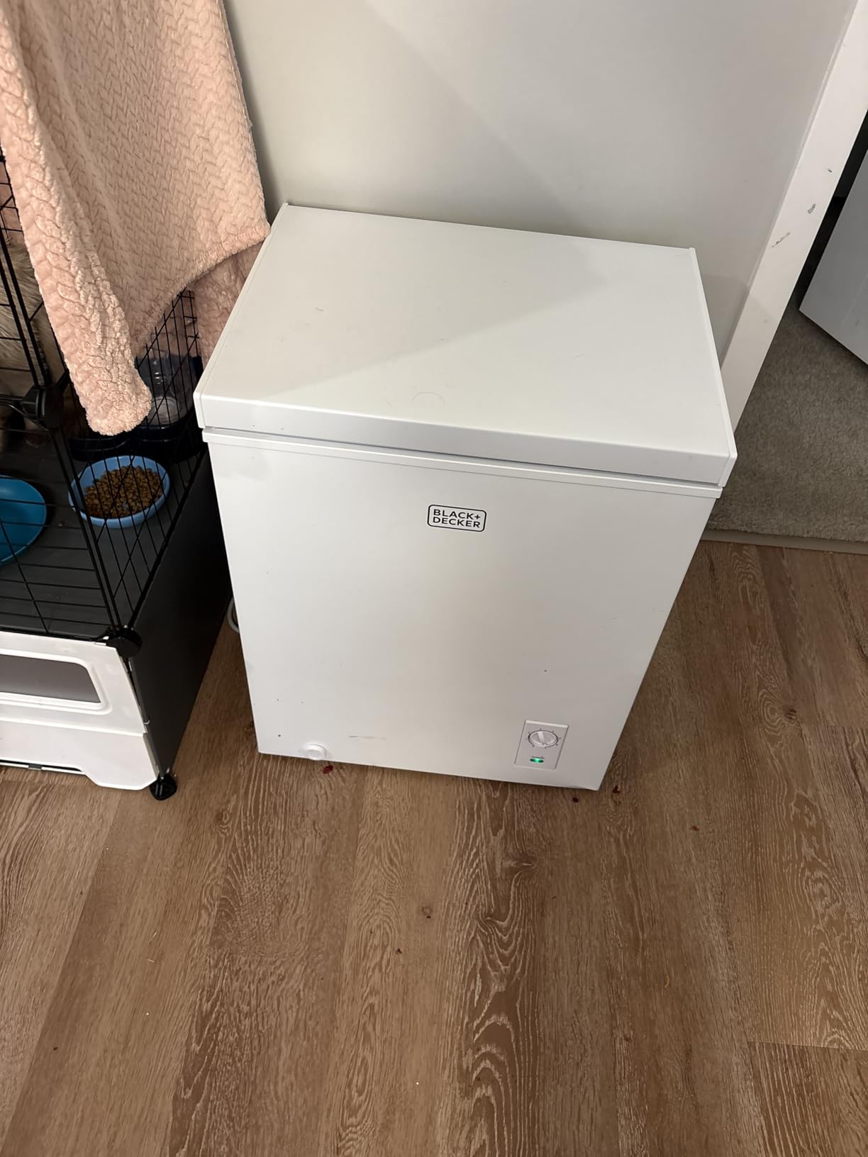 BLACK+DECKER 10 Cu. Ft. Chest Freezer, Deep Freezer with Top Opening, Freezer Chest with Removable Storage Basket, Mechanical Temperature Control, Manual Defrost, R600a Refrigerant, BCF1000E, White customer photo 2