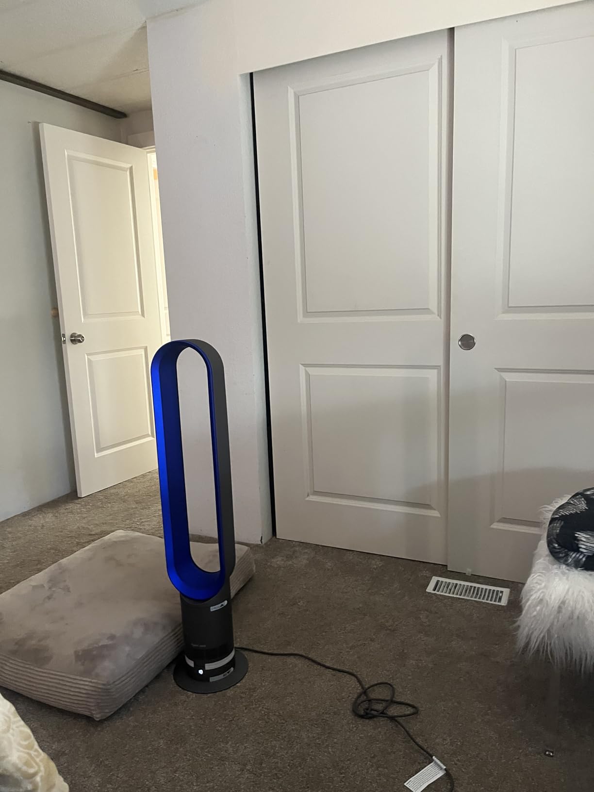 Dyson Cool AM07 Air Multiplier Bladeless Tower Fan, 70° oscillation, 10 levels (Iron/Blue) customer photo 1