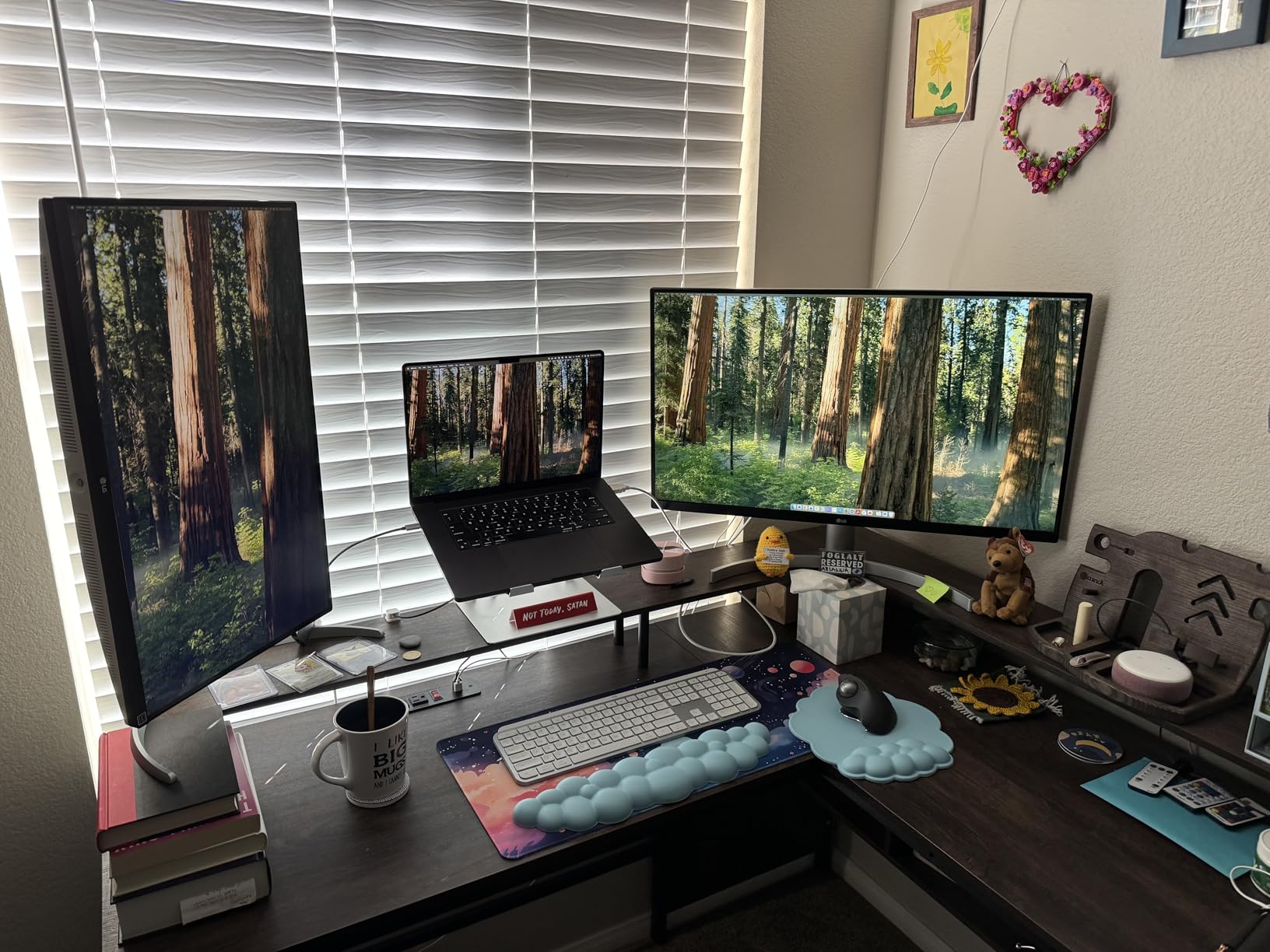 LG 27UP650K-W 27-inch 4K IPS customer photo 1