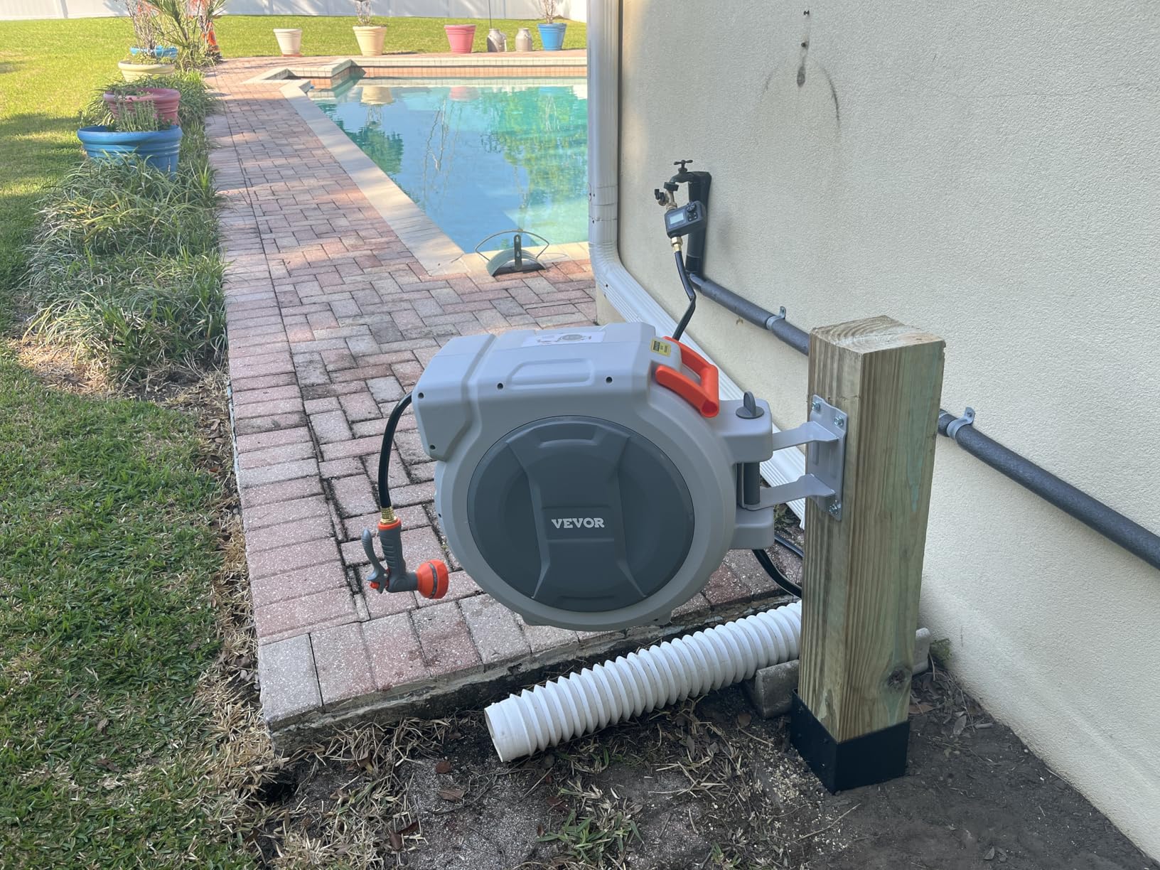 VEVOR Retractable Garden Hose Reel, 5/8 Inch x 100 ft Wall Mounted Hose Reel, Heavy Duty Garden Hose Reel with 9 Patterns Nozzle, Any Length Lock, Upgraded Slow Return System and 180 Degree Swivel Bracket customer photo 2