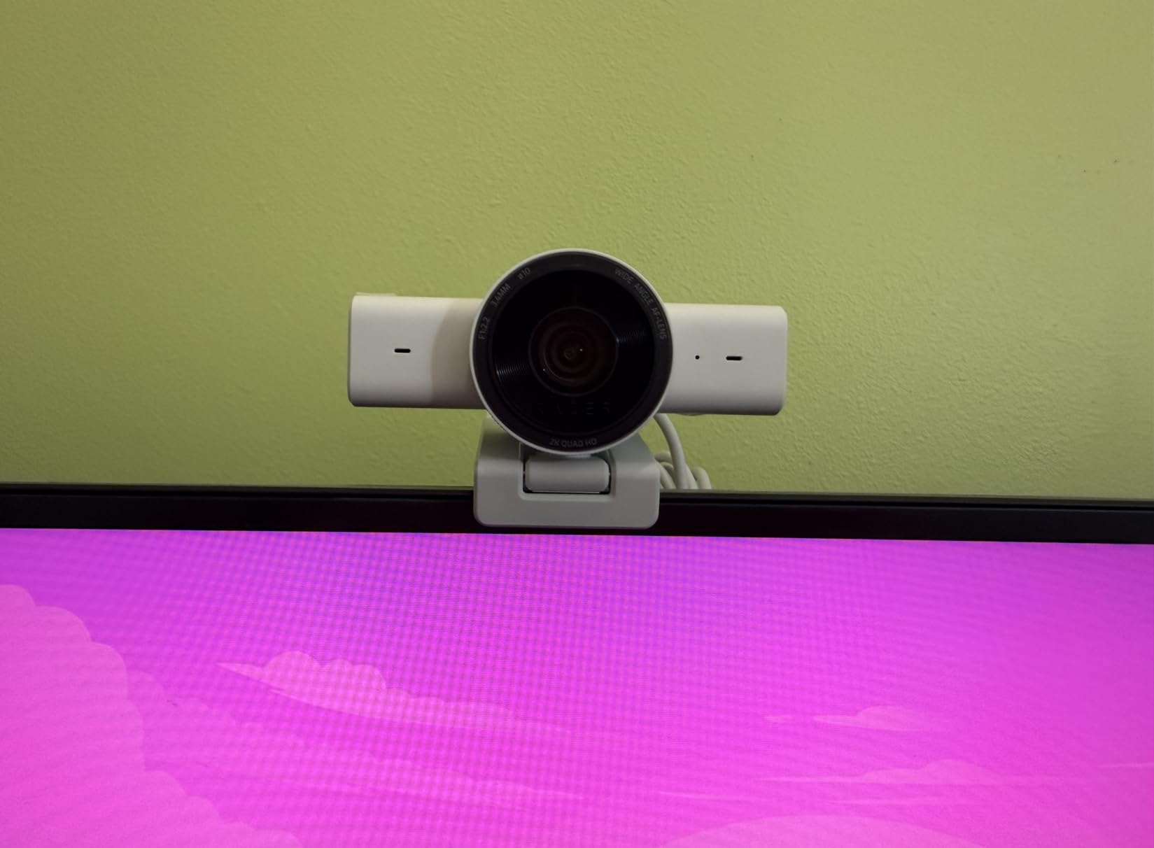 Razer Kiyo V2 X Streaming Webcam: 1440p 60 FPS - Auto Focus - Built-in Microphone - Wide Angle Lense - Integrated Privacy Shutter - Works with OBS, Xsplit, Streamlabs, Discord, Zoom, Teams - Black customer photo 1