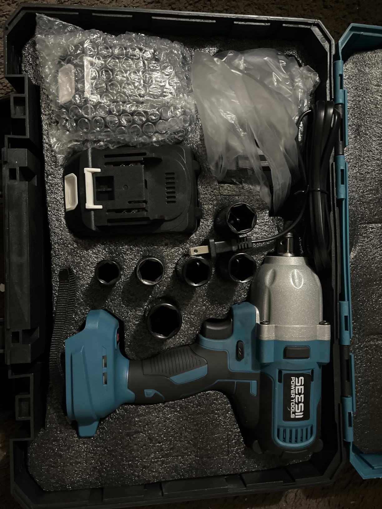 Seesii Impact Wrench 665 FT-LBS(900N.m) 3300IPM 1/2 Impact Gun High Torque Electric Impact Driver Cordless Impact Wrench with 21V 2x4.0Ah Battery 6 Sockets & Case for Home Car Tire Lug Nut Removal Tool customer photo 2