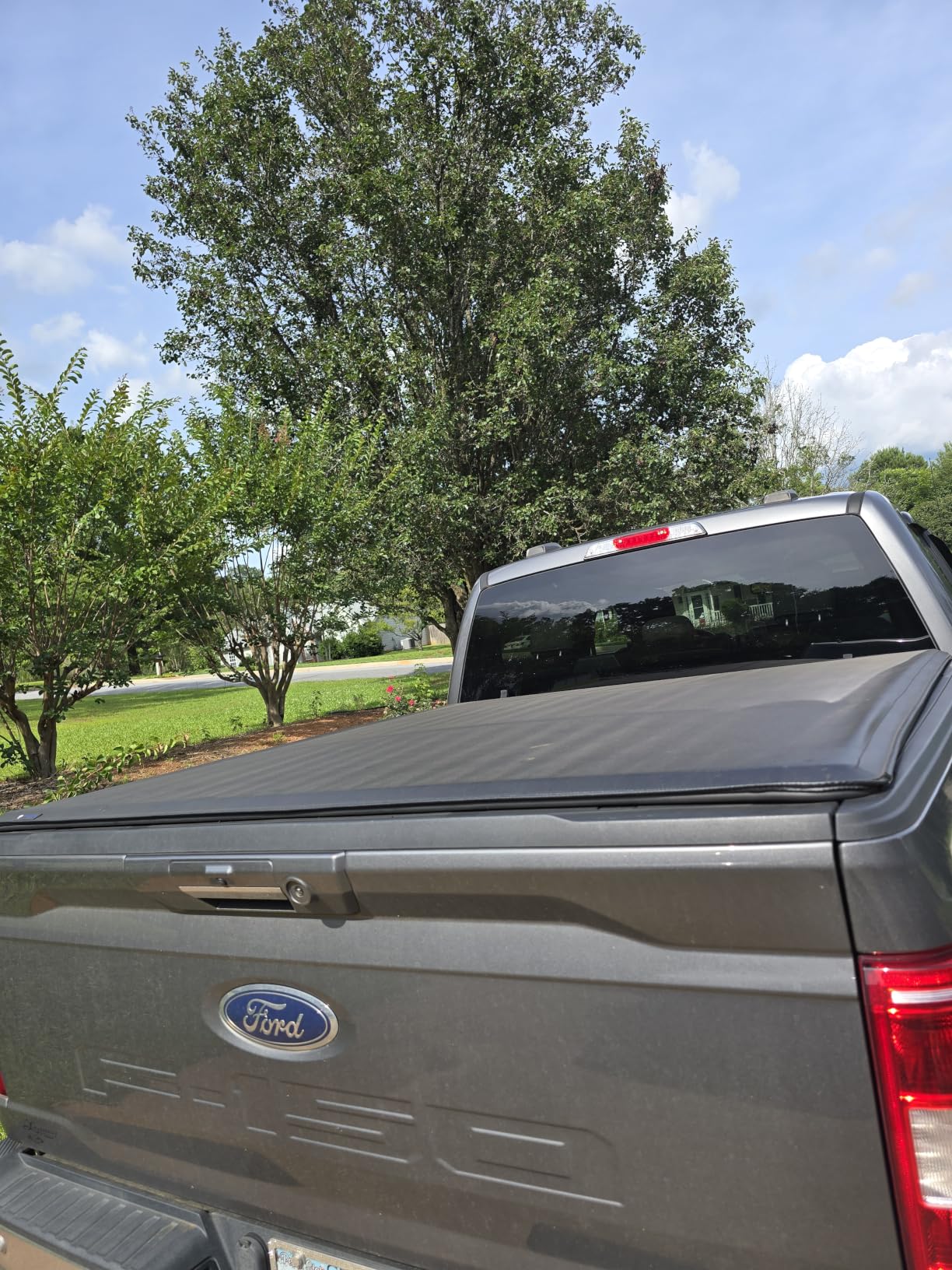 Tyger Auto T1 Soft Roll Up Truck Bed Tonneau Cover Compatible with 2015-2020 Ford F-150 | Styleside 5.5' Bed | TG-BC1F9029, Black customer photo 1