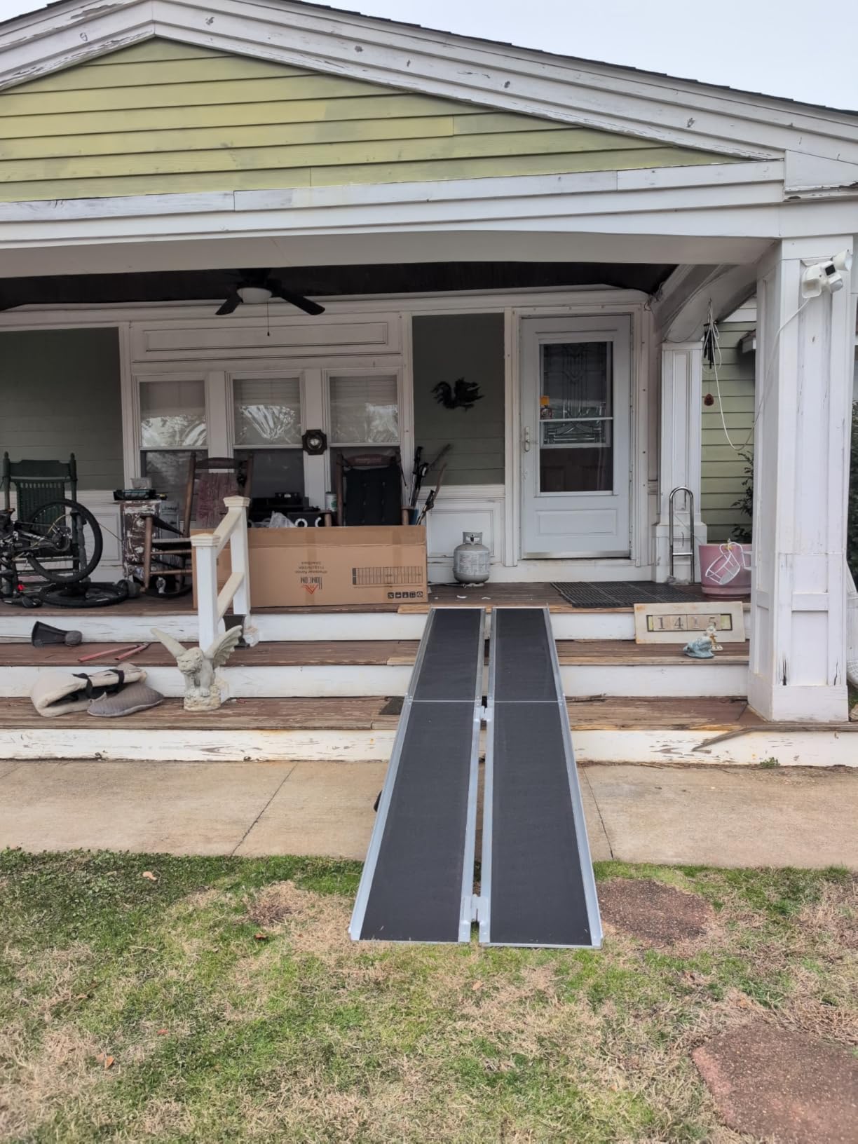 HOMCOM Wheelchair Ramp 6FT, Folding Aluminum Threshold Ramp with Non-Slip Surface, Transition Plate, 594lbs Weight Capacity for Home, Doorways, Curbs, Steps customer photo 1