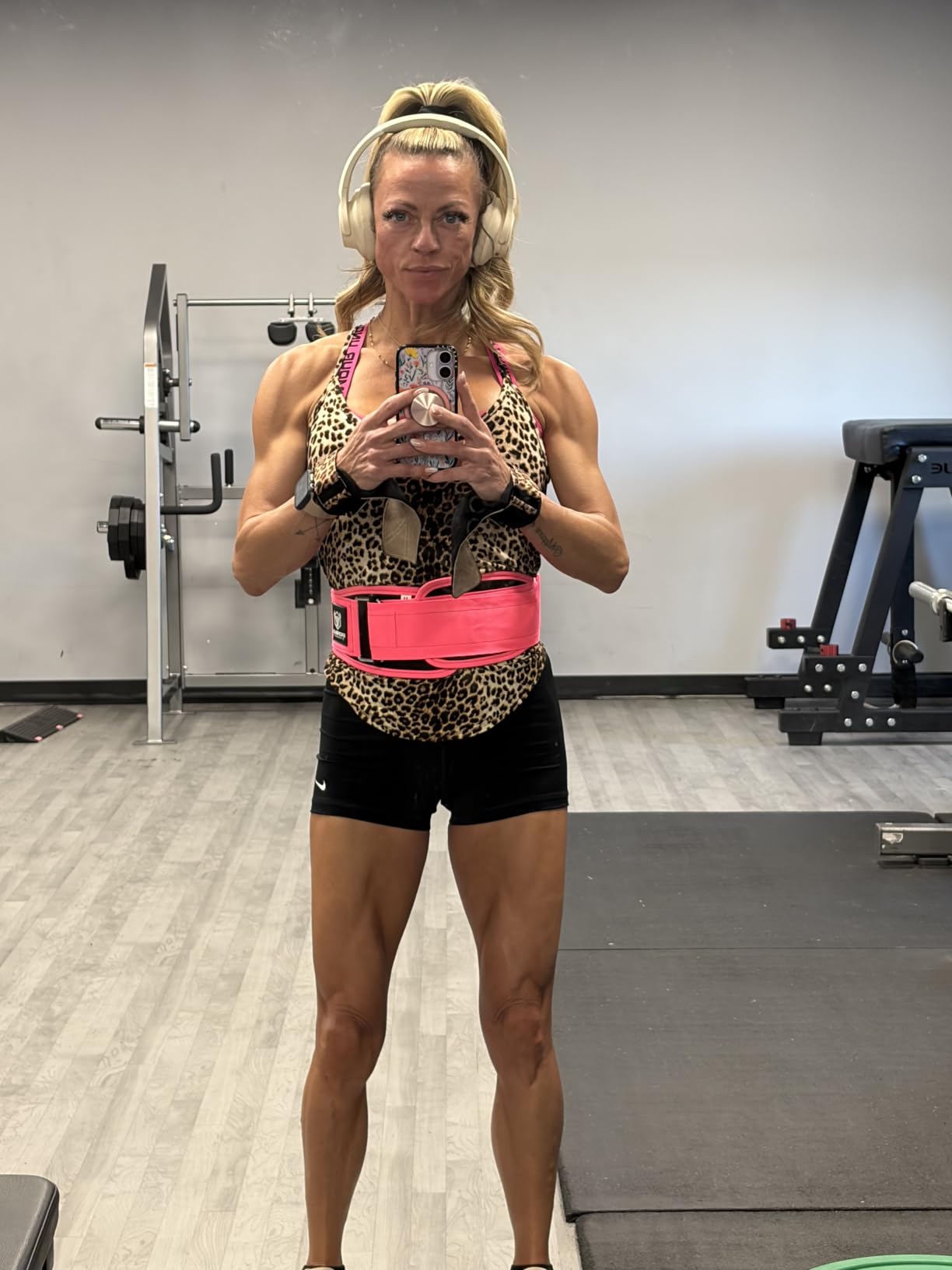 Weight Lifting Belt for Men and Women - Great for Squats, Deadlift, Lunge, Exercises and Training - Best for Olympic, Cross-Training and Bodybuilding Workout customer photo 1