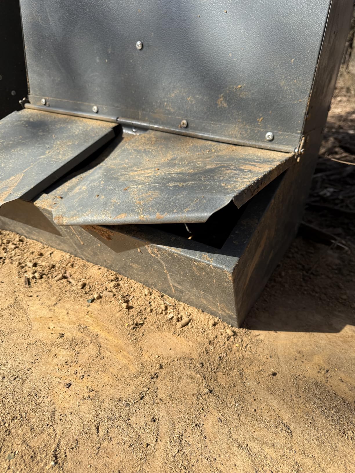 VEVOR Hog Feeder, 3.7 Bushel Capacity, Double Door Pig Feeder, Heavy Duty Steel Piglets Feeder, Multipurpose Trough Creep Feeder, Outdoor Livestock Feeder Farm Accessory for Feeding up to 8 Hogs customer photo 2