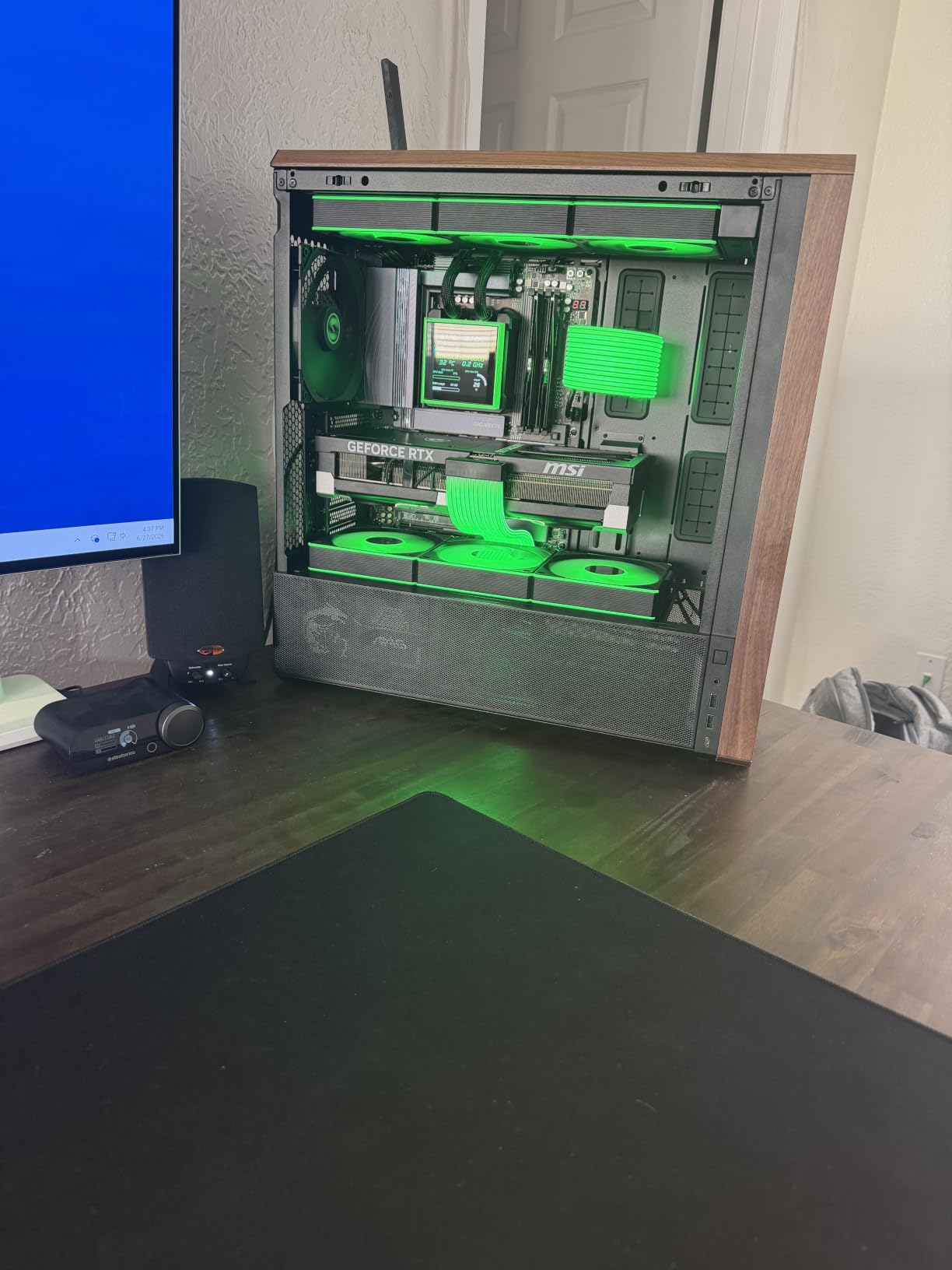 Lian Li LANCOOL 217 Genuine Walnut Wood Computer Case, Mid-Tower ATX PC Case with 5 Pre-Installed PWM Fans 2x170mm, 2x120mm & 1x140mm, Flexible PSU & Cable Installation - Black (LAN217X) customer photo 1