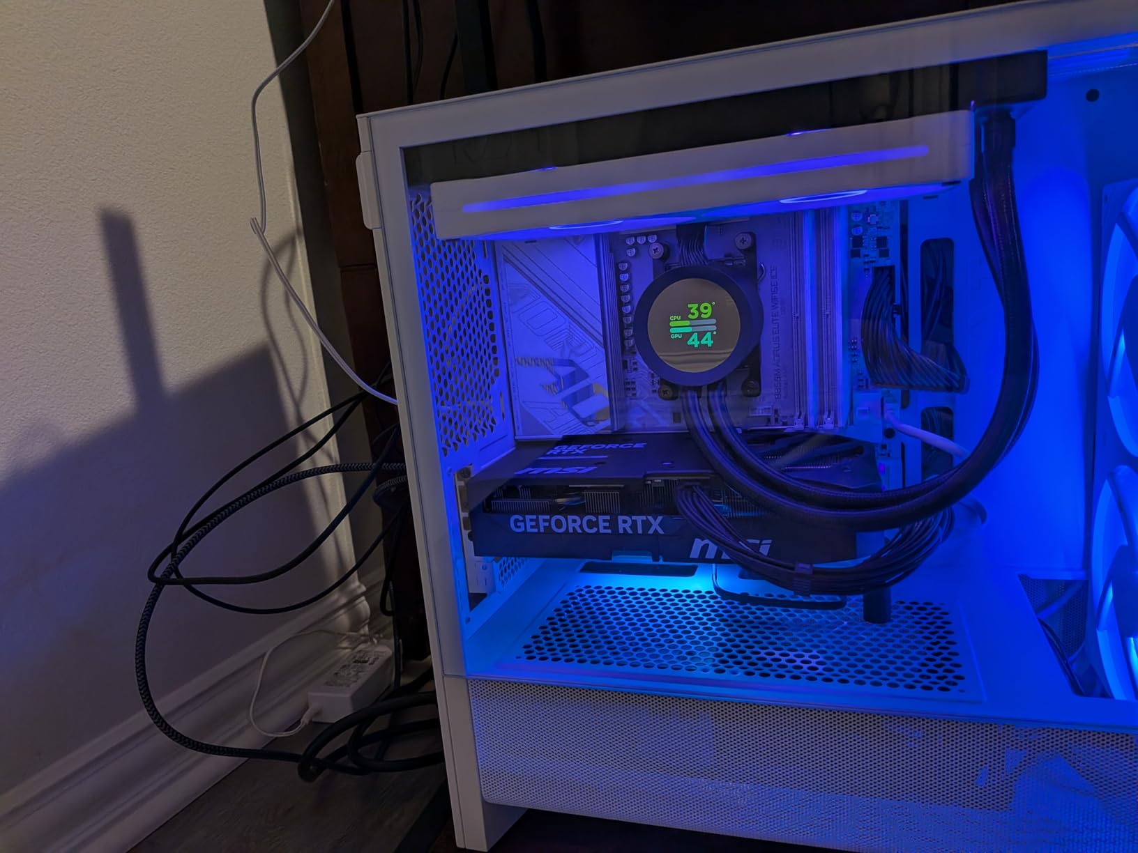 NZXT Kraken Plus 240 - 240mm AIO CPU Cooler, LCD - Black - 240mm AIO with customizable LCD and Turbine pump for improved thermals. F120P fans, simple install, CAM control customer photo 1