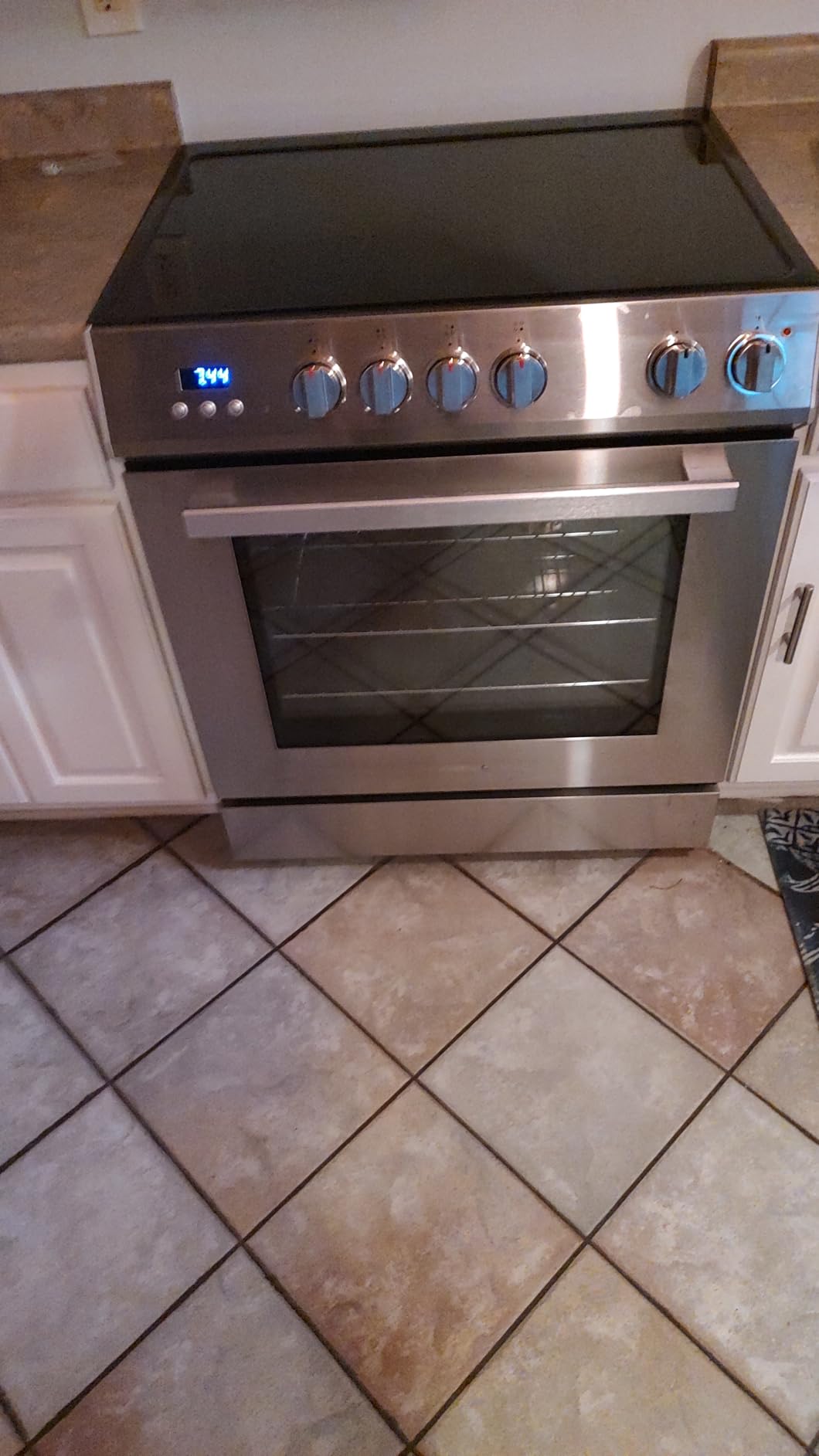 Cosmo COS-ERD304K-BK 30 in. Stellar Collection 4.9 cu. ft. 4 Burner Electric Range with Convection, Black customer photo 2