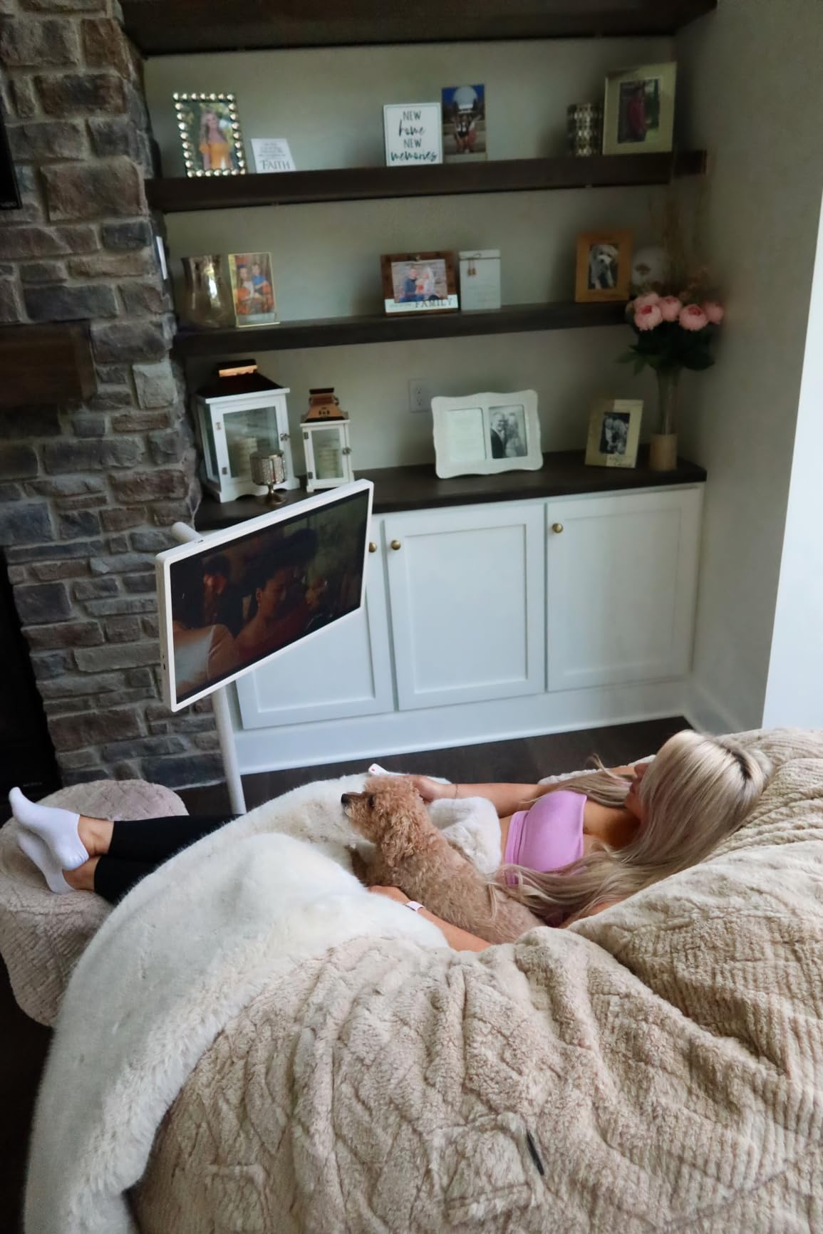 LG 27-Inch StanbyME 2 with Folio Cover, Portable Touch Screen TV, Dolby Vision, HDR10, Filmmaker Mode, Built-in Battery, Full Swivel Rotation (27LX6TYGA, 2025) customer photo 1