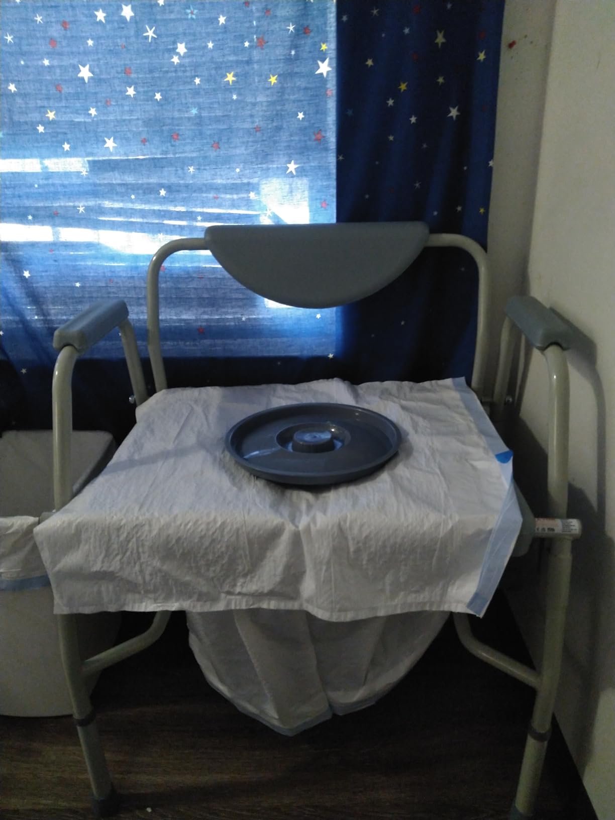 VEVOR Bedside Commode Chair with Wheels, 4-in-1 Portable Toilet and Raised Toilet Seat, Padded Seat and Backrest, 350 lbs Capacity customer photo 2