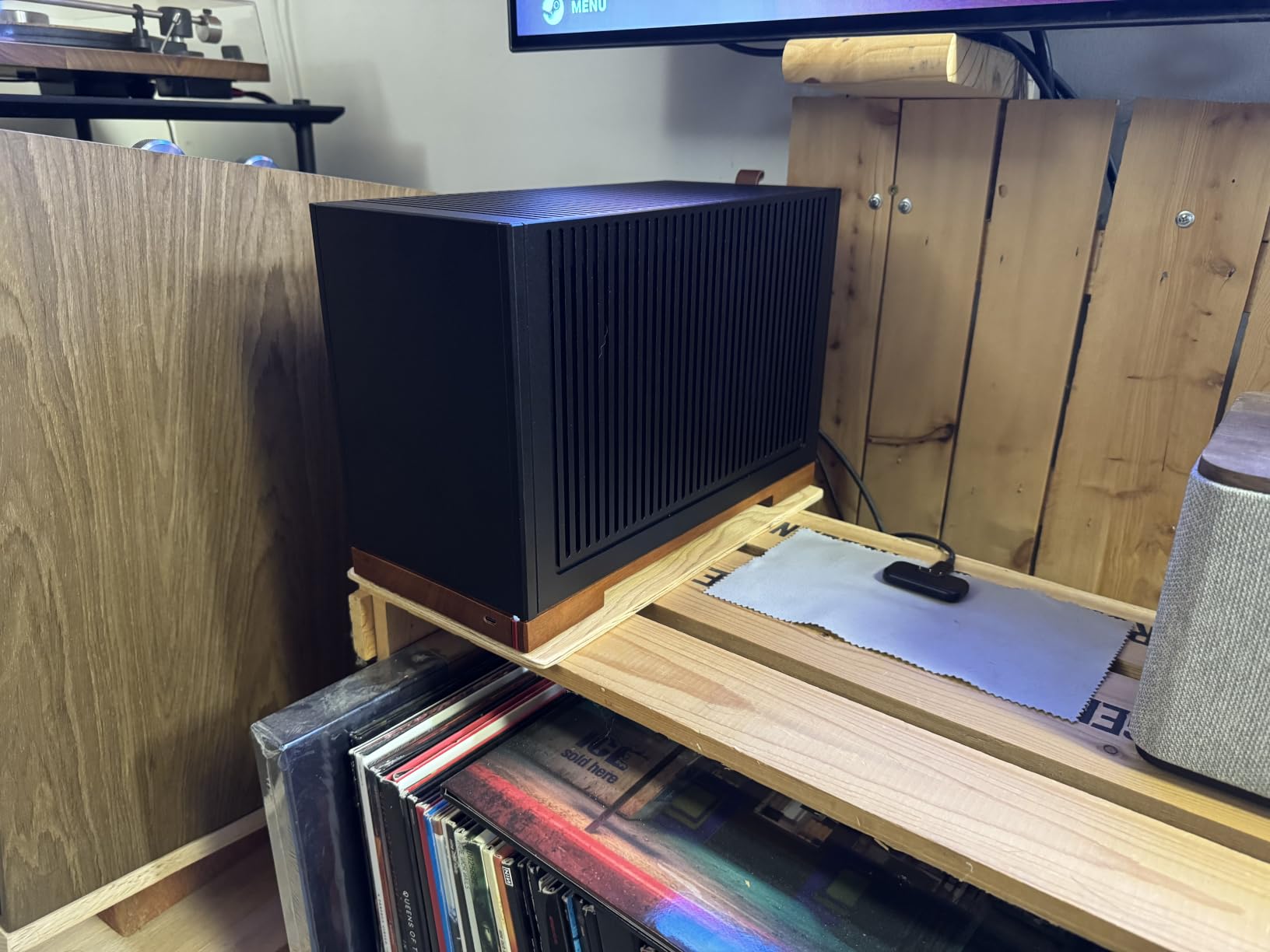 JONSBO T9 Mini ITX PC Case,SFF Tool-Free Mesh Desktop Case,A4 Structure,Black Walnut Solid Wood Base,3 Levels Adjustable for MB,4mm AL,SP SFX100mm/GPU202mm-310mm, with a PCI-E 5.0 Cable,Black customer photo 1