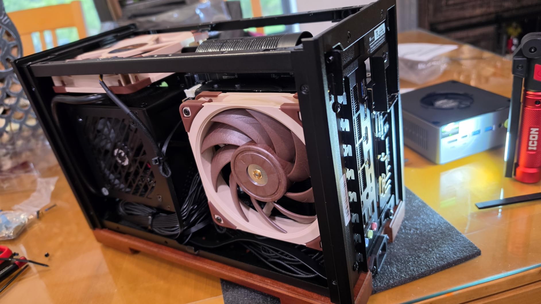 JONSBO T9 Mini ITX PC Case,SFF Tool-Free Mesh Desktop Case,A4 Structure,Black Walnut Solid Wood Base,3 Levels Adjustable for MB,4mm AL,SP SFX100mm/GPU202mm-310mm, with a PCI-E 5.0 Cable,Black customer photo 2
