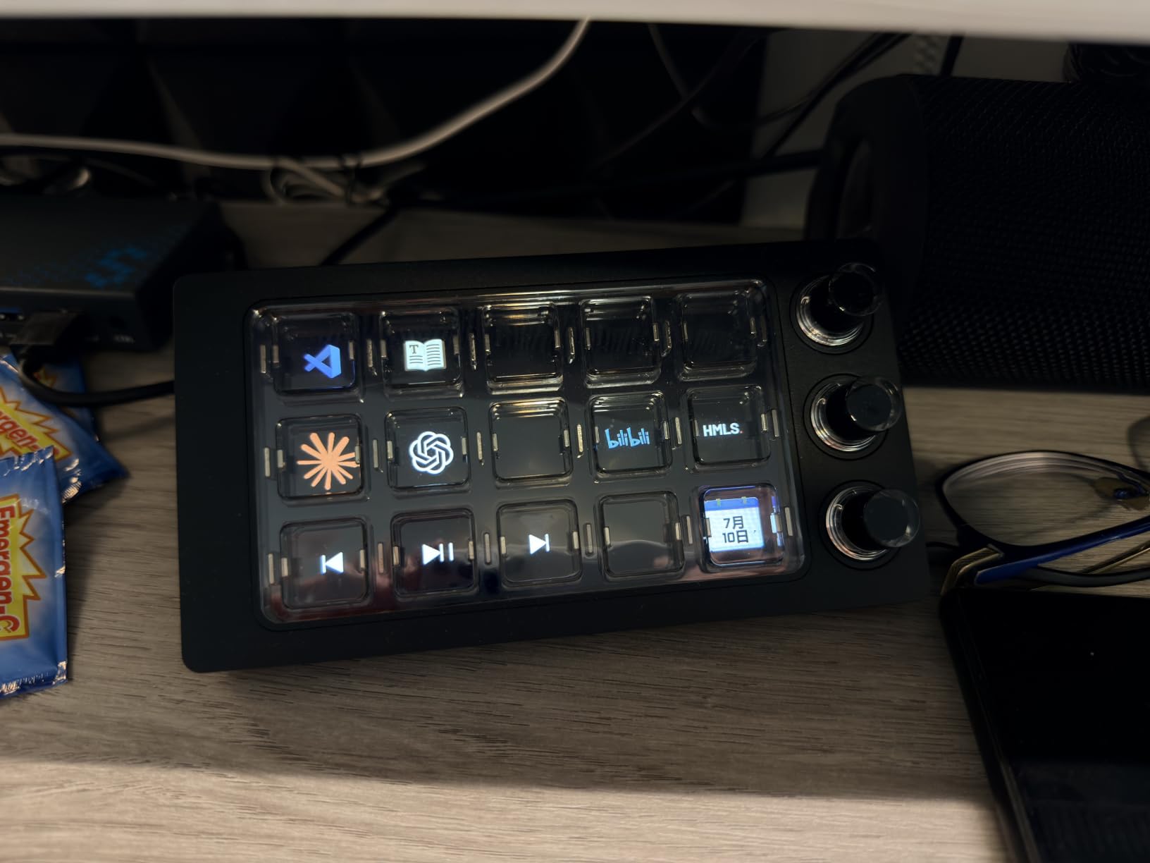 ActionRing Stream controller deck for PC Work and Live streamers,Macro Pad for video and image editing,World's First-Ever Transparent Magnetic Stream Dock(Black) customer photo 2