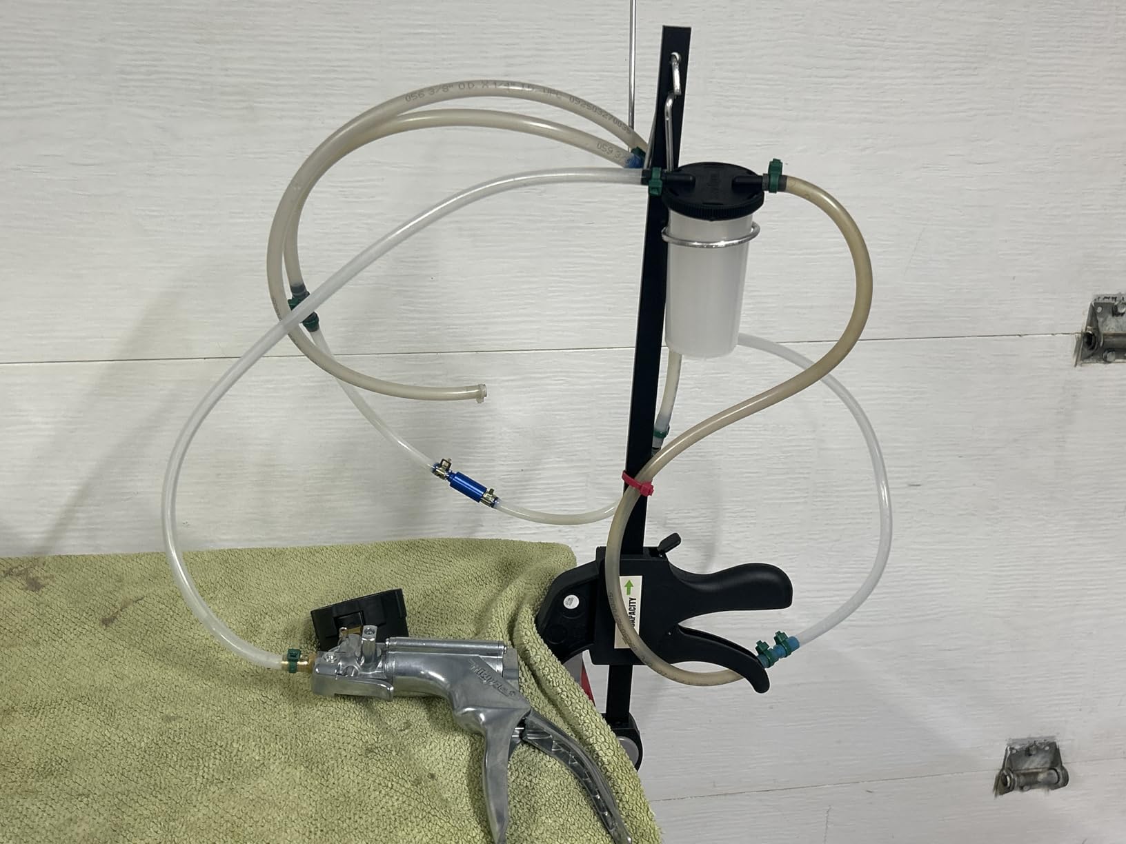 Mityvac MV8500 Silverline Elite Automotive Brake/Clutch Bleeding, Diesel Fuel Priming and Vacuum/Pressure Testing Kit, Ergonomic Design, Zinc-aluminum Die Cast, MV8510 Pump, 4.5oz Fluid Reservoir customer photo 1