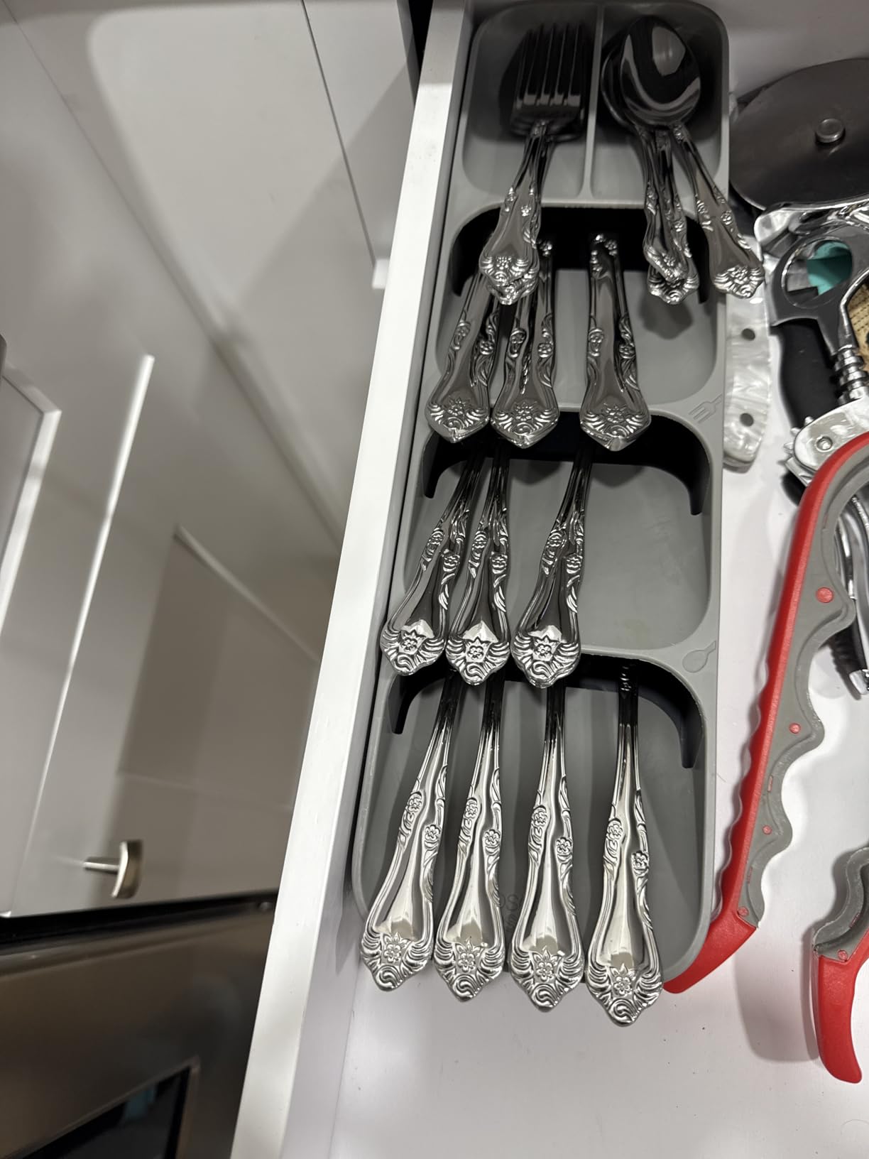 Oneida Silverware Set For 8, Azalea 45-Piece Everyday Flatware Set with Serving Utensils, Floral, Service For 8, 18/0 Stainless Steel, Dishwasher Safe, Knives Spoons And Forks Sets (Silver, 45 Pieces) customer photo 1
