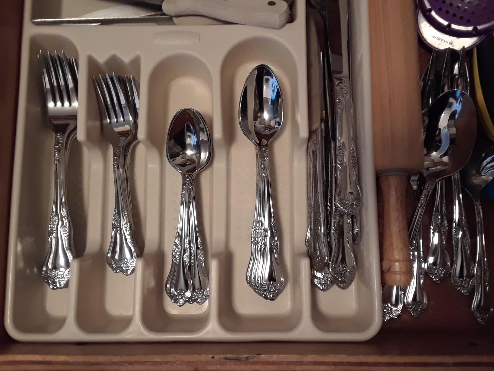 Oneida Silverware Set For 8, Azalea 45-Piece Everyday Flatware Set with Serving Utensils, Floral, Service For 8, 18/0 Stainless Steel, Dishwasher Safe, Knives Spoons And Forks Sets (Silver, 45 Pieces) customer photo 2