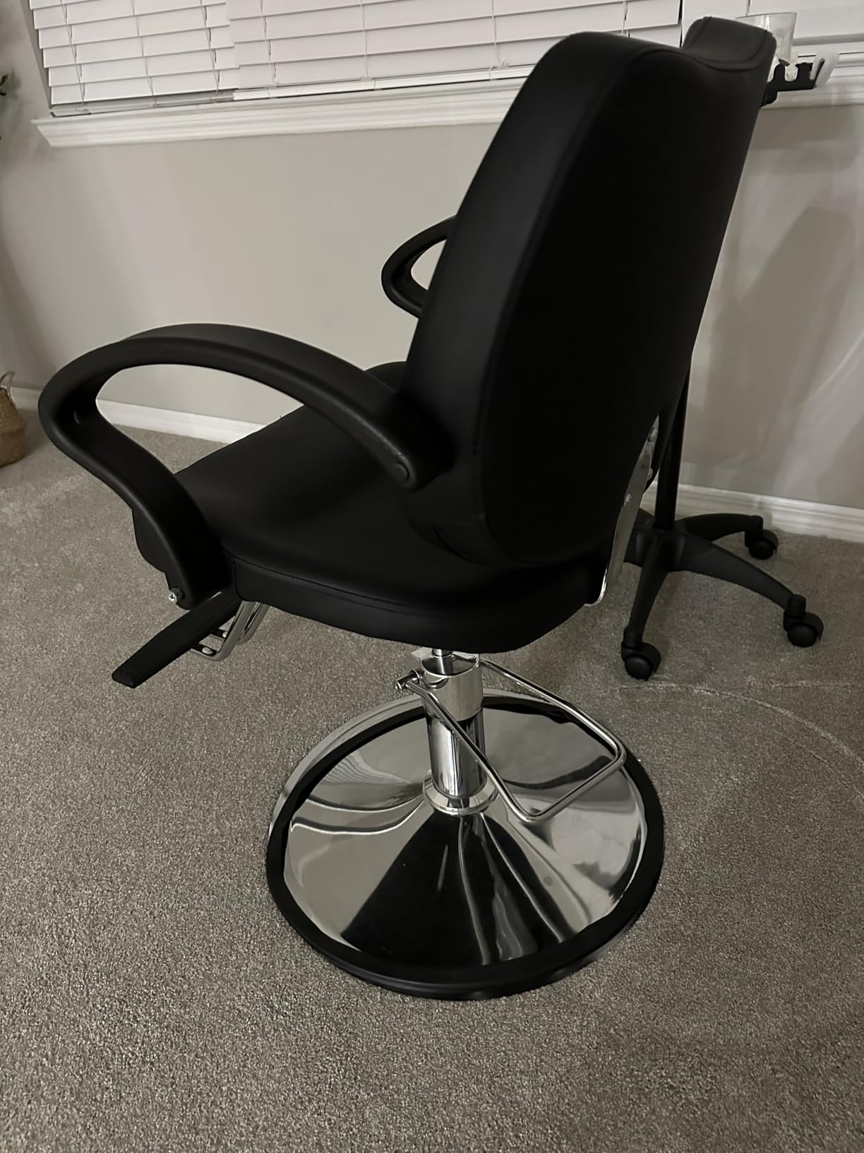 BestMassage Barber Chair | Hydraulic Styling Chair | PU Leather | Adjustable Height | Footrest | Anti-Slip Chrome Base | Heavy-Duty Steel Frame | Black | for Hair Stylists & Home Use customer photo 1