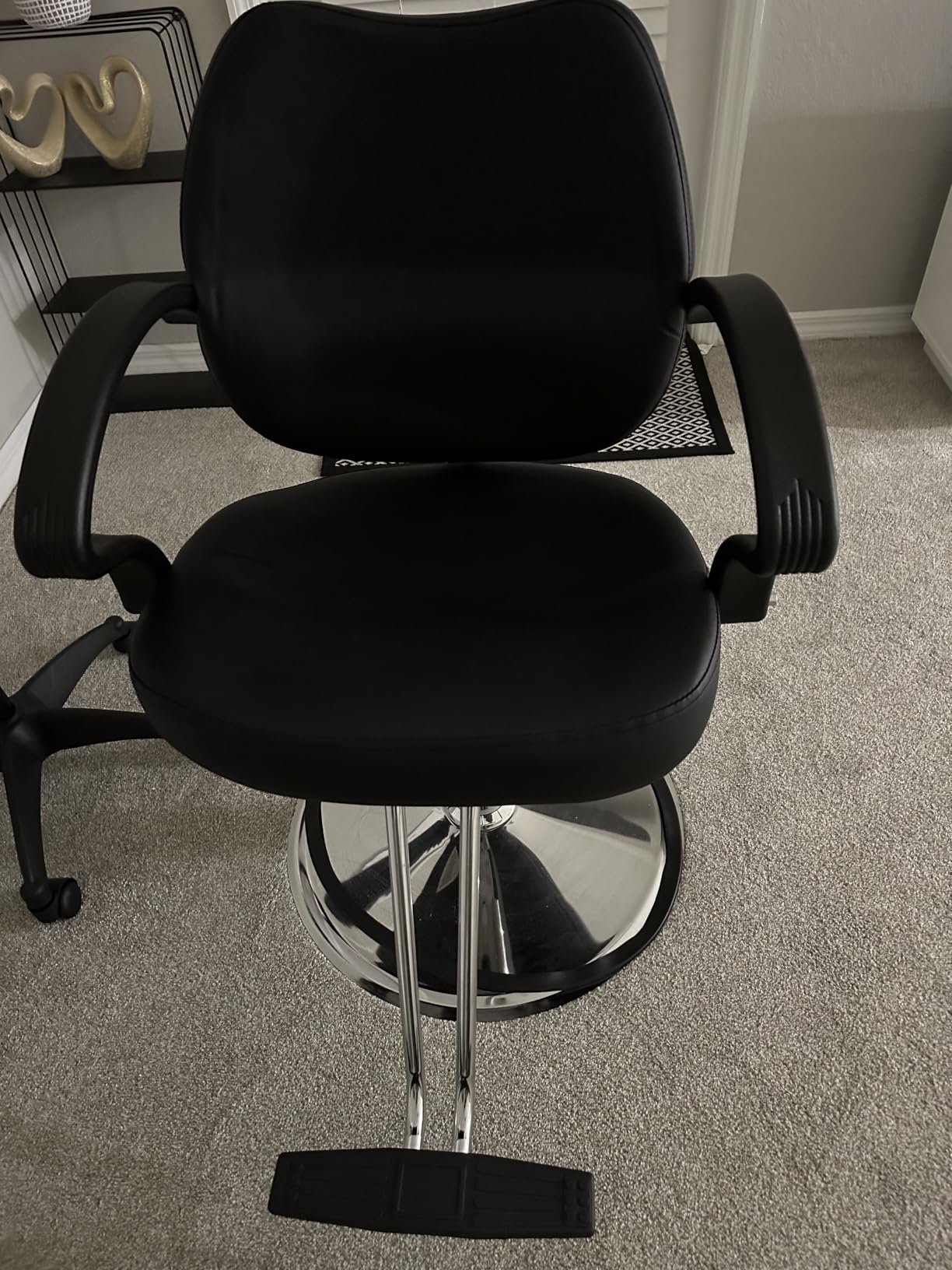BestMassage Barber Chair | Hydraulic Styling Chair | PU Leather | Adjustable Height | Footrest | Anti-Slip Chrome Base | Heavy-Duty Steel Frame | Black | for Hair Stylists & Home Use customer photo 2