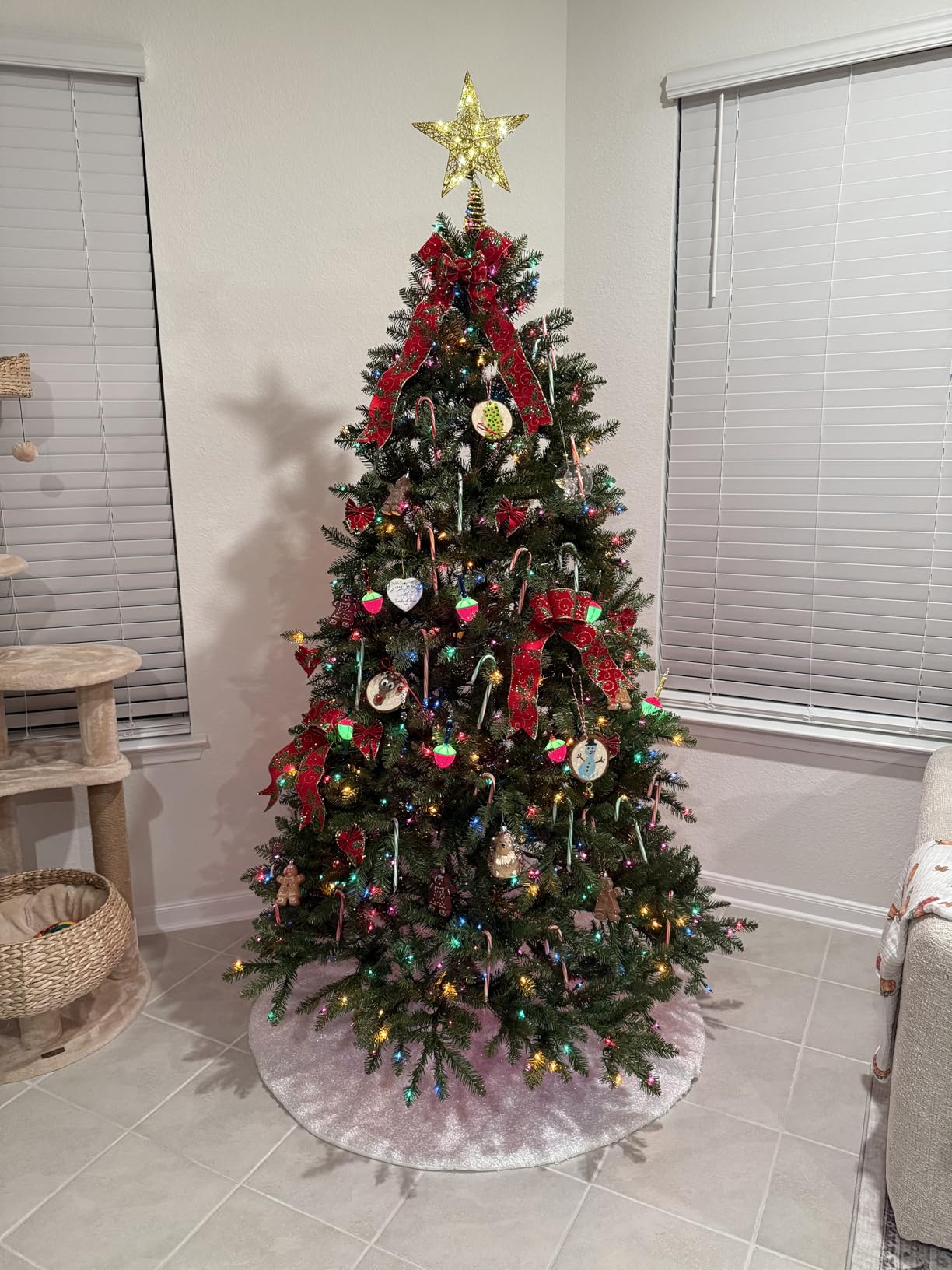 National Tree Company 6.5ft Pre-Lit Dunhill Fir Full Christmas Tree | 650 Multicolor Lights, 1,838 Tips, Includes Stand, Artificial, Green customer photo 1