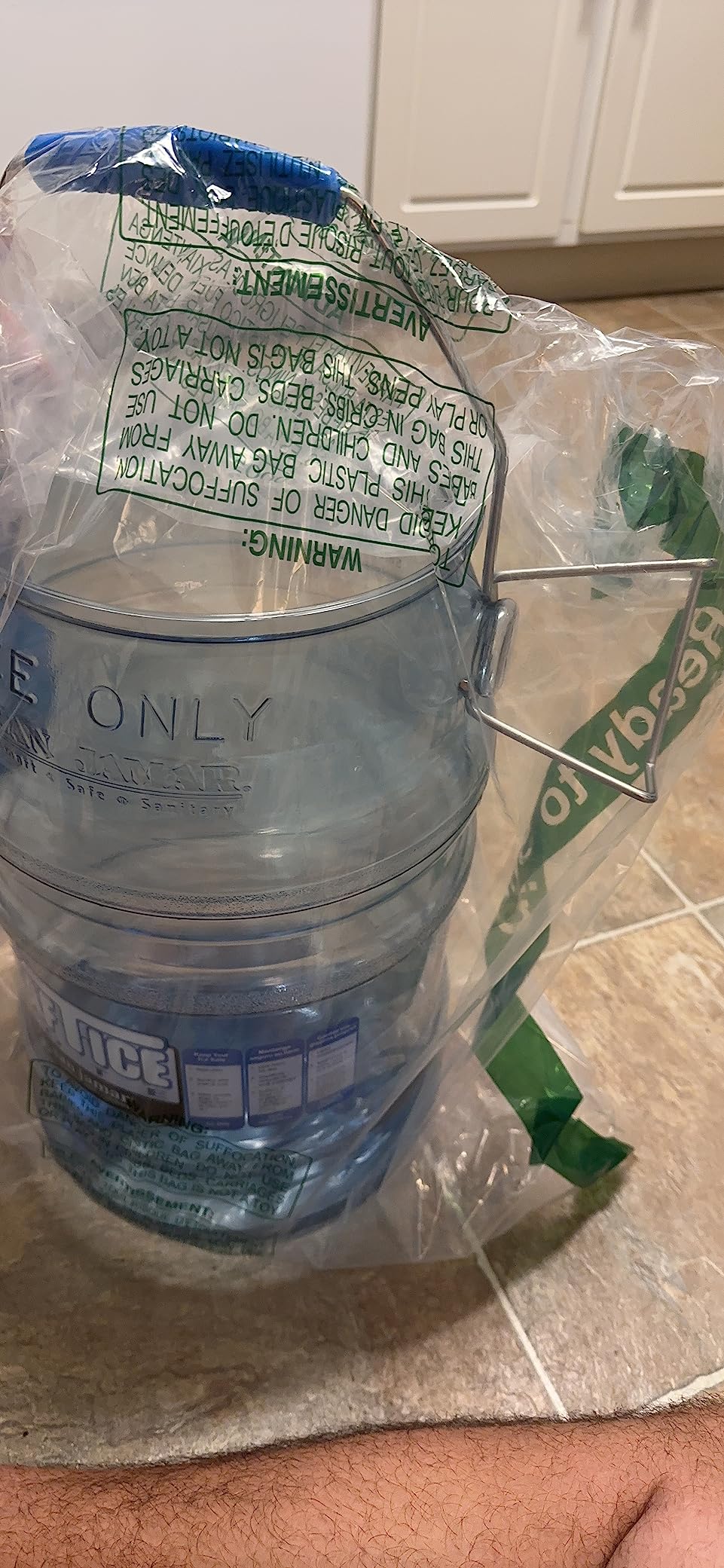 San Jamar Saf-T-Ice Plastic Ice Tote, Ice Bucket with Drying and Storage Hook for Restaurants, Bars, Catering Events, Buffets, 6 Gallons, Blue customer photo 1