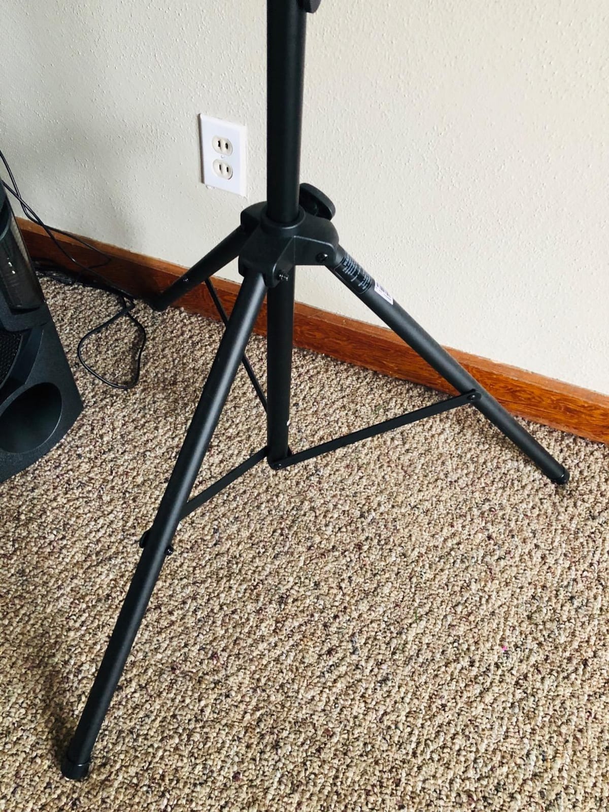 CHAUVET DJ CH06 Lightweight Lighting Stand w/T-Bar (50lb Capacity) customer photo 1