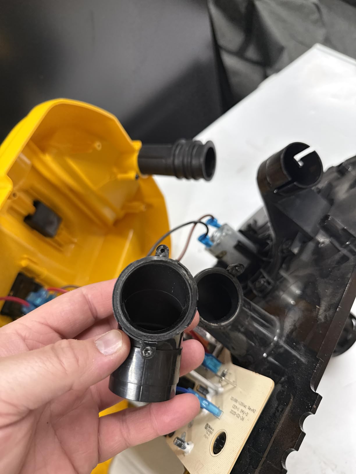 DEWALT 20V MAX Shop Vacuum Wet and Dry, Shop Vac 2 Gallon, Cordless and Corded Wet Dry Vacuum Cleaner, Wide Nozzle, Hepa Filter, Tool Only (DCV581H) customer photo 2