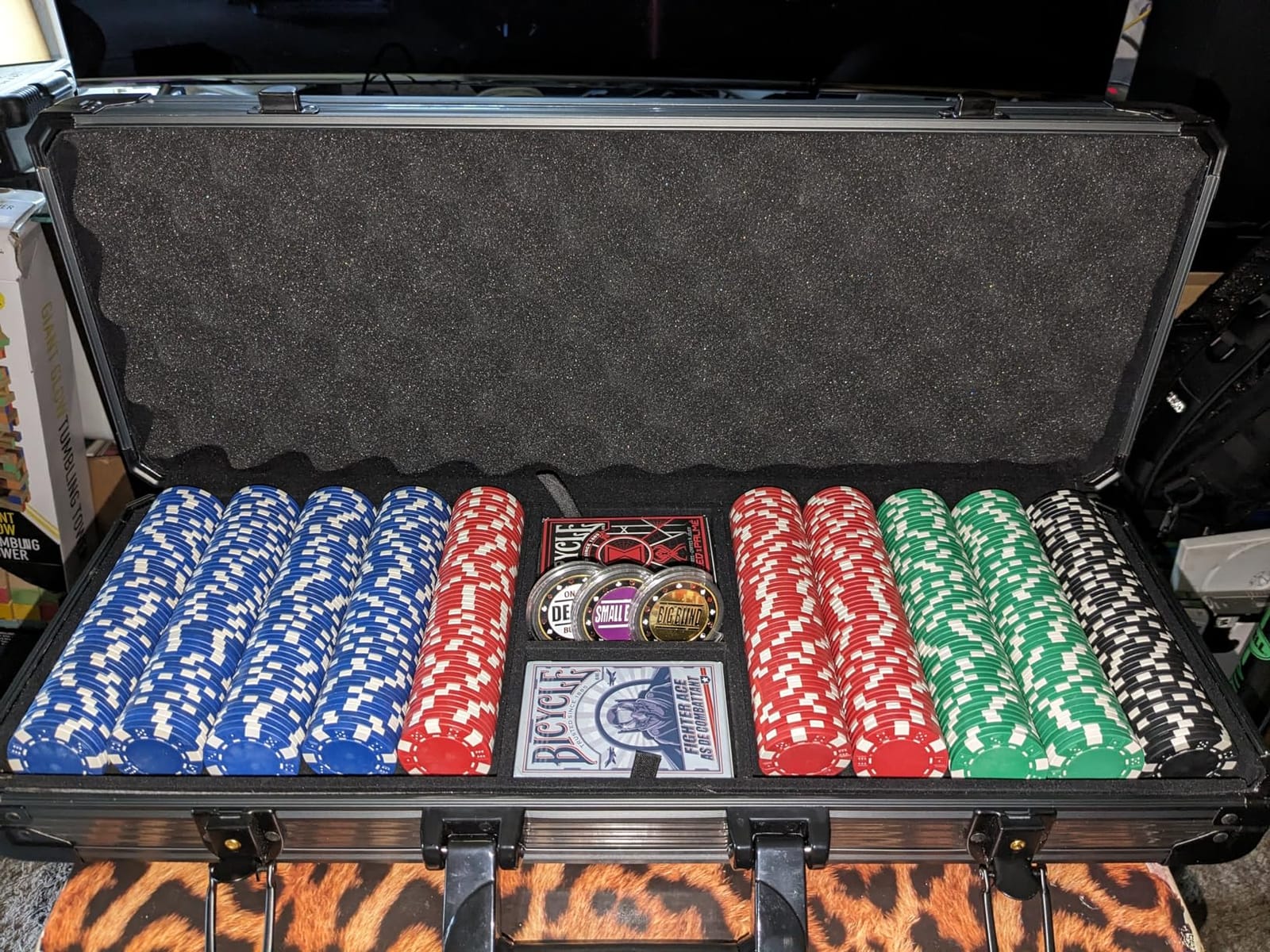 Versa Games 500pc Deluxe Poker Chip Case in Gray Color - Reinforced, Strong, Sturdy Design Poker Chip Case customer photo 2