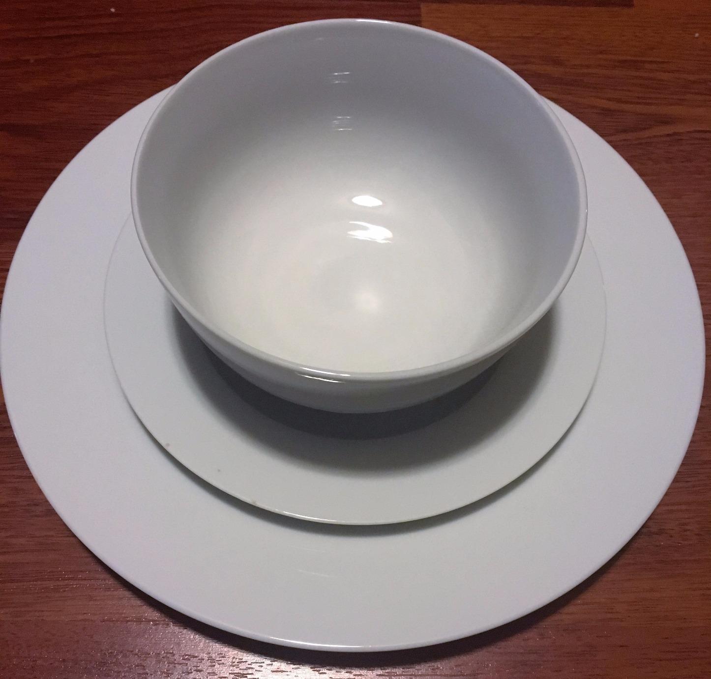 Amazon Basics Porcelain Dinnerware Set, Microwave and Dishwasher Safe, Service for 6, 18-Piece, Plates, Bowls, White customer photo 2