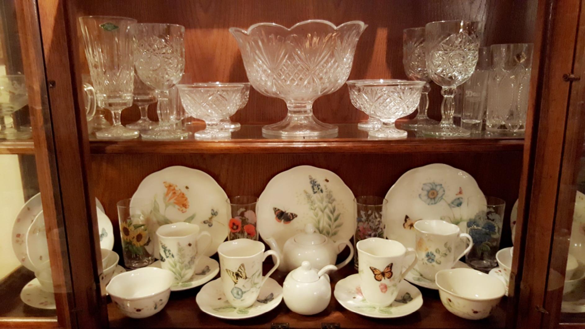 Lenox Butterfly Meadow Porcelain 28-Piece Dinnerware Set for 4, Dishwasher Safe, Microwave Safe customer photo 2
