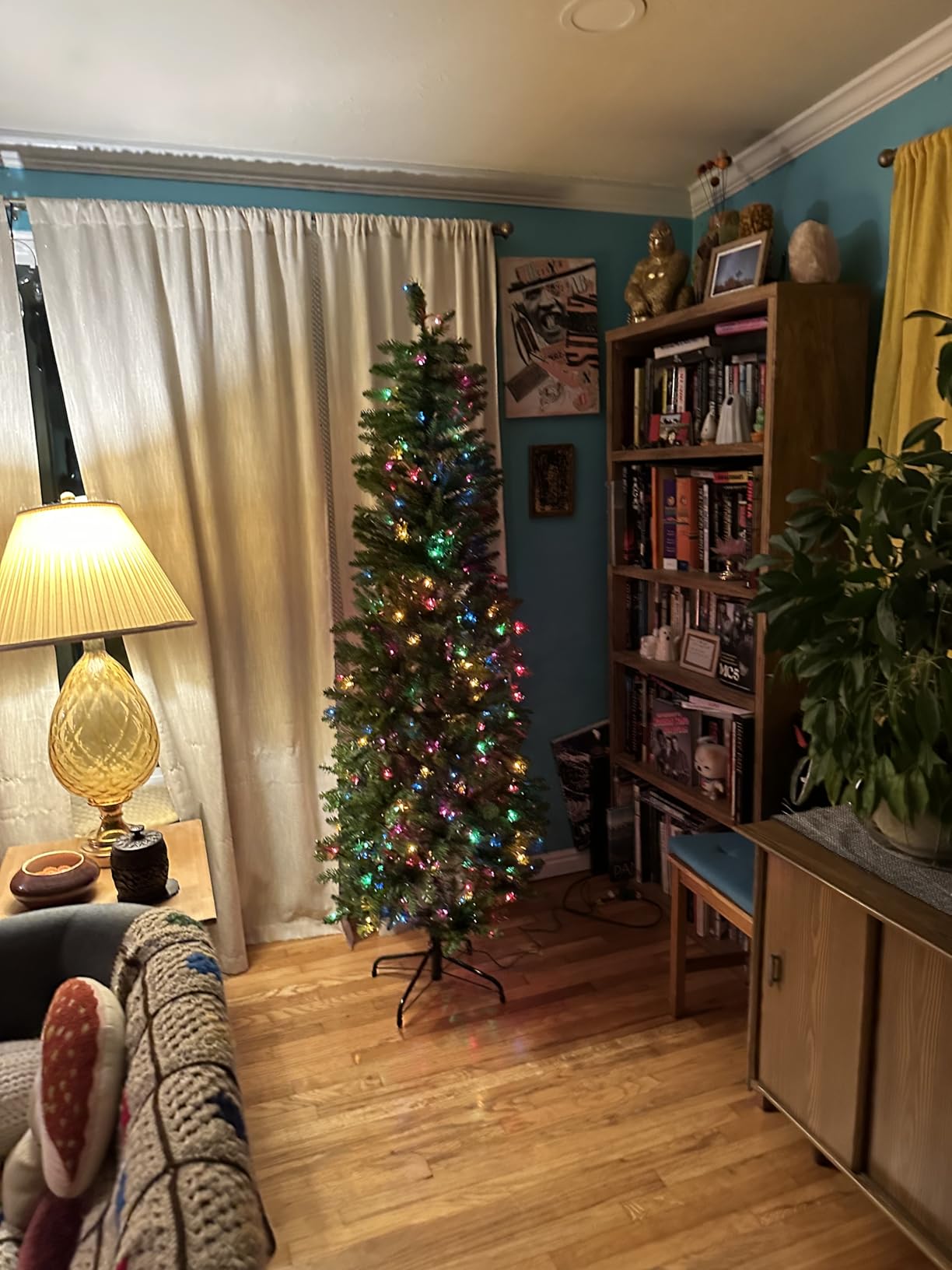 National Tree Company 7 ft Pre-Lit Kingswood Fir Slim Christmas Tree | 300 Multicolor Lights, 892 Tips, Includes Stand, Artificial, Green customer photo 1