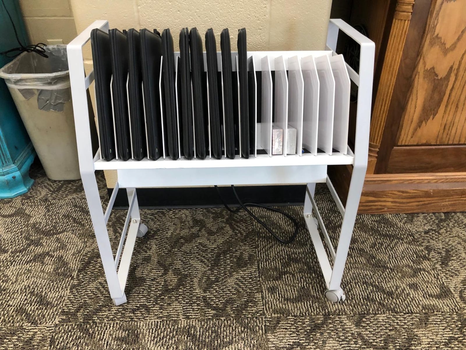 LUXOR 16-Tablet / Chromebook Open Charging Cart, Easily Accessible, UL and cUL Listed 125V/15A Power Strip (LOTM16) customer photo 1
