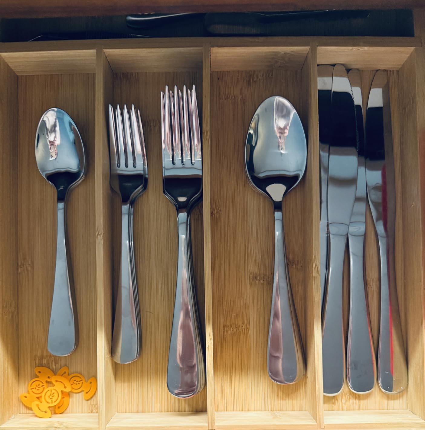 Amazon Basics Silverware Set, Stainless Steel Flatware, Dishwasher Safe, Service for 4, 20-Piece Forks and Spoons, Round Edge, Everyday Use customer photo 1
