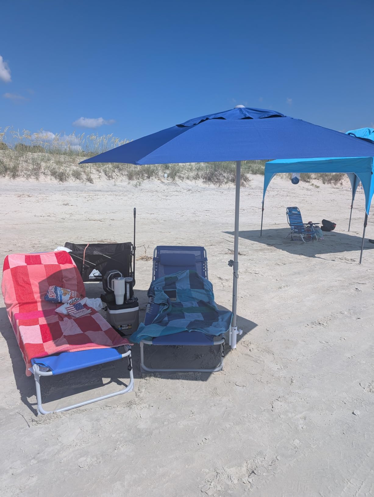 AMMSUN 8ft Large Beach Umbrellas for Sand with Sand Anchor, Air Vent, hook | Heavy Duty High Wind Patio Beach Umbrella with Weighted Sandbag, Carry bag, UPF 50+, Adjustable Height, No Tilt, Teal customer photo 1