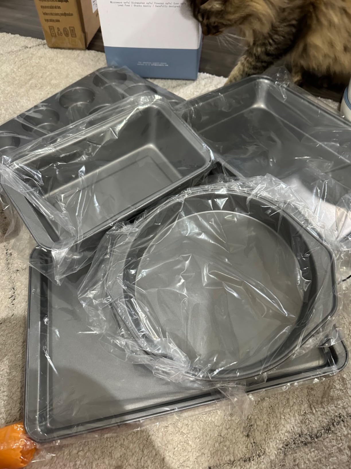 Amazon Basics 6 Piece Nonstick Carbon Steel Bakeware Set with Cake, Muffin, Cookie, and Loaf Pans, Easy Release, Oven Safe, 16.25 x 11.75 x 6.25 inches customer photo 1
