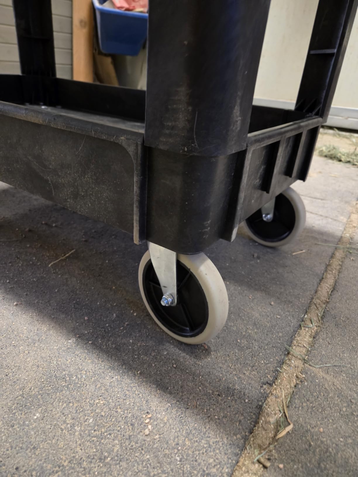 MaxWorks Heavy Duty 2-Shelf Service Cart 500 lb Capacity Polypropylene Utility Cart (80855) customer photo 2