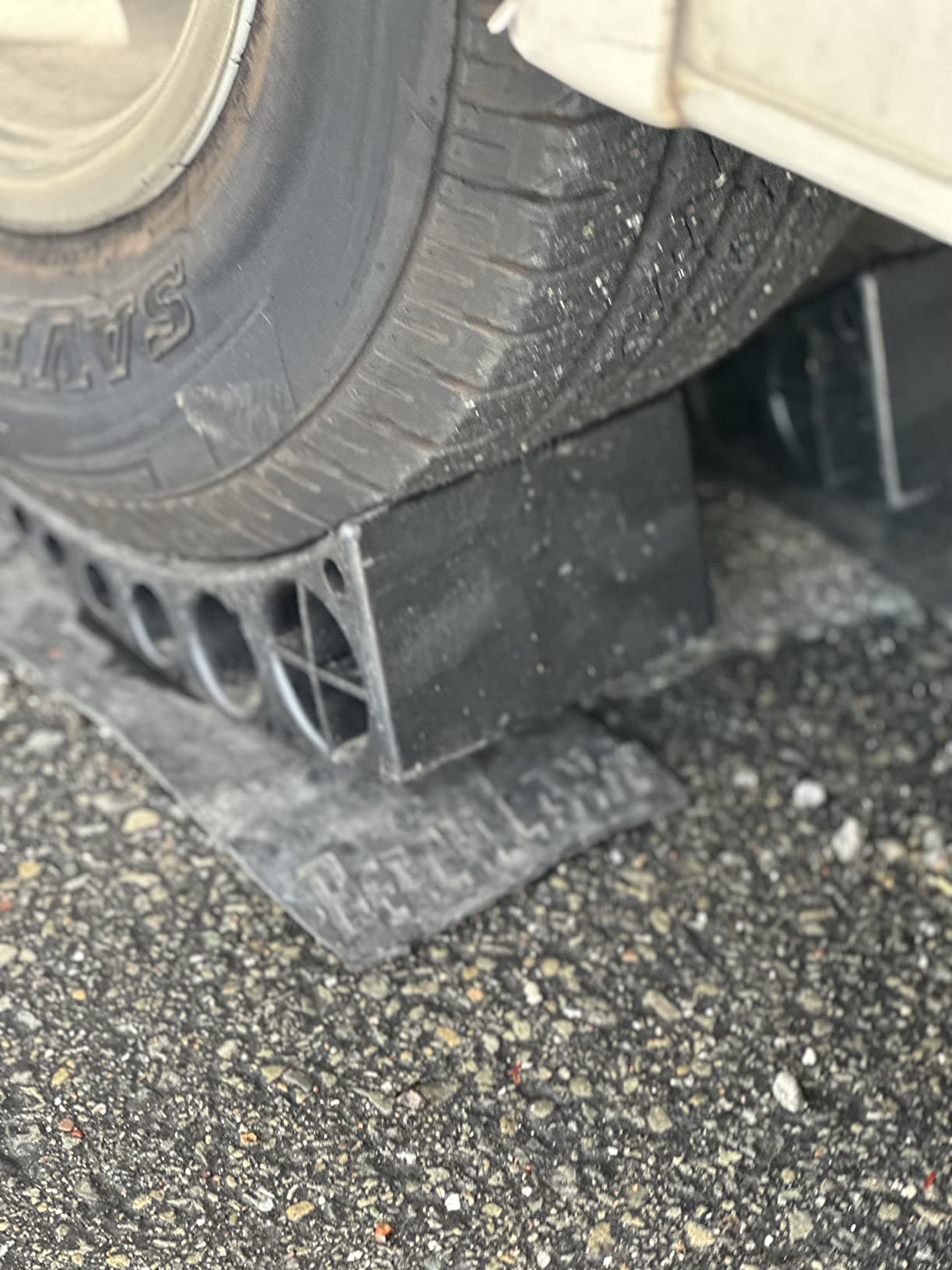 Beech Lane Camper Leveler 2 Pack with Carrying Bag - Precise Camper Leveling, Includes Two Curved Levelers, Two Chocks, Two Rubber Grip Mats, and A Carrying Bag, Patented customer photo 1