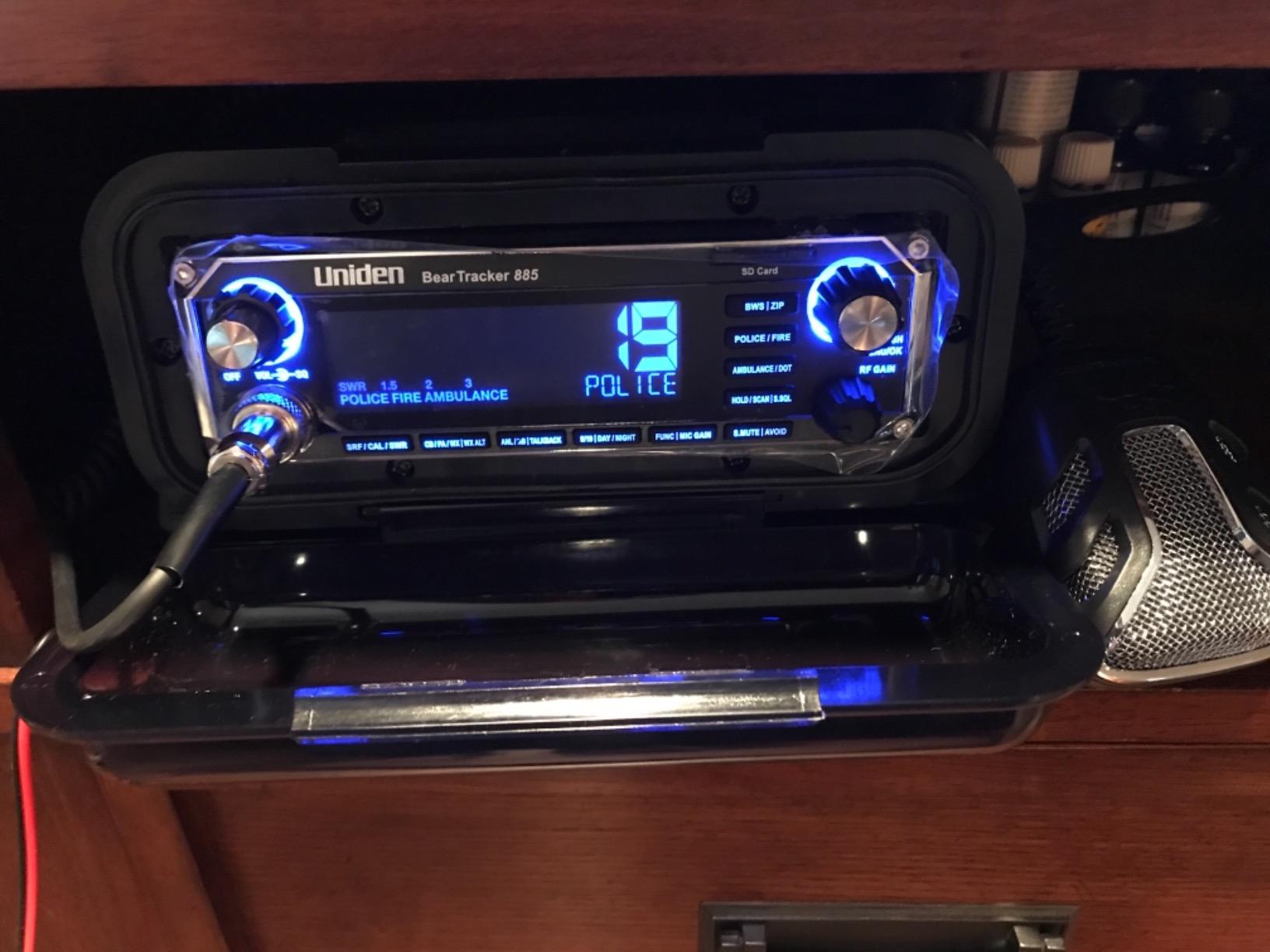 Uniden BEARTRACKER 885 Hybrid Full-Featured CB Radio + Digital TrunkTracking Police/Fire/Ambulance/DOT Scanner w/ BearTracker Warning System Alerts, 40-channel CB, 4-Watts power, 7-color display. customer photo 2