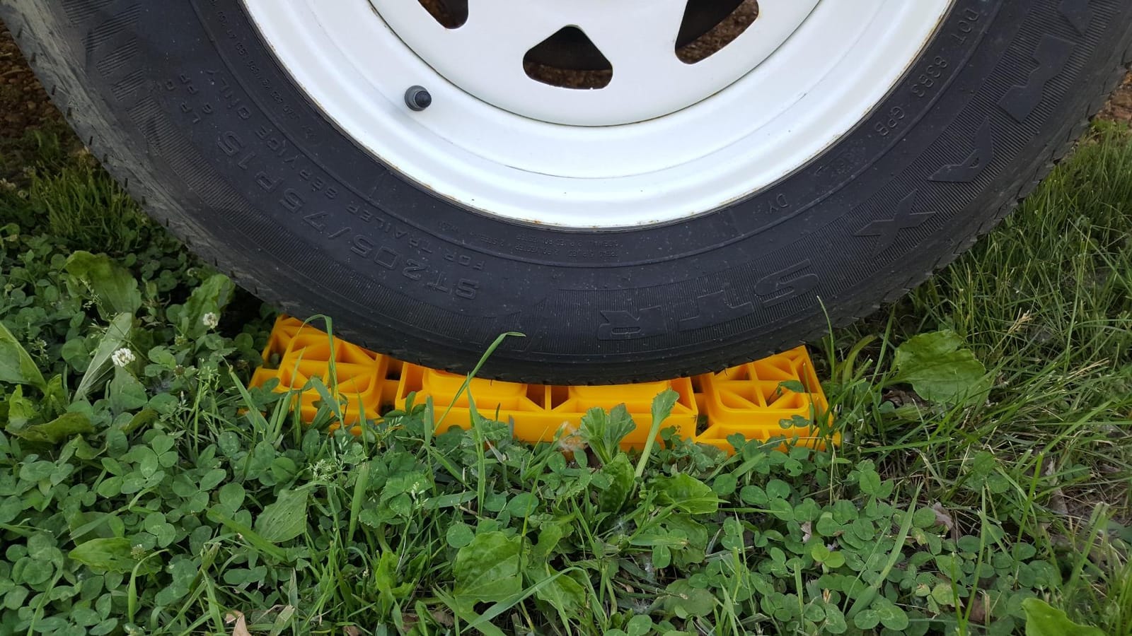 Camco FasTen RV Leveling Blocks - Features Interlocking Design for Customizable Height - Carrying Handle Twists to Secure Blocks for RV Storage - 8.5