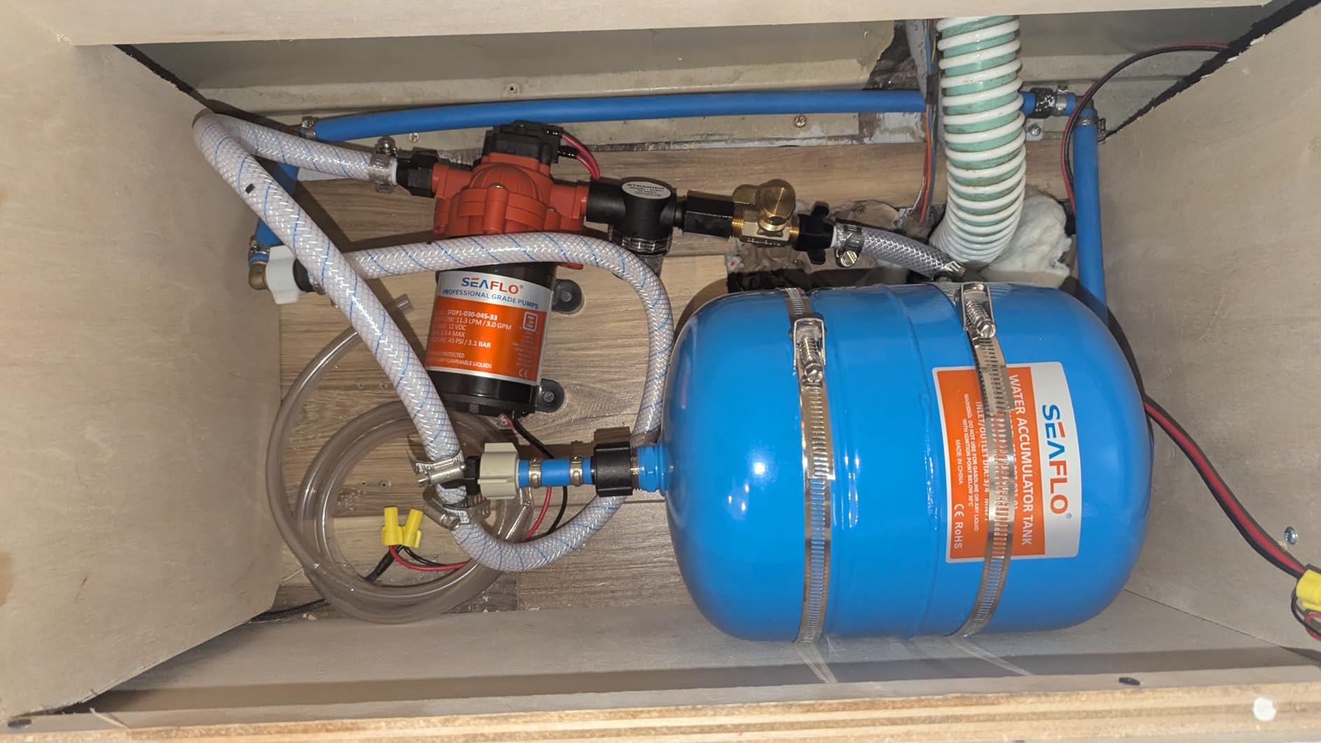 SEAFLO 2 Gallon Pre-Pressurized Accumulator Expansion Tank - Reduces Pump Cycling, 87 PSI, 3/4