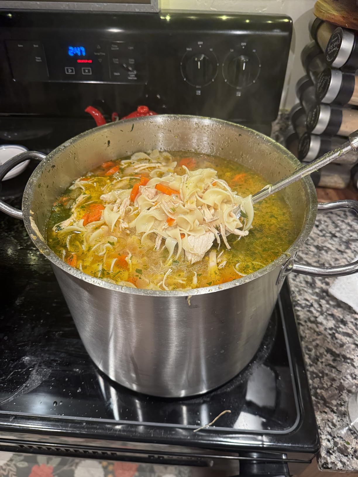 Amazon Basics 12 Quarts Stainless Steel Aluminum-Clad Stock Pot with Cover, Induction Compatible, Dishwasher Safe, Oven Safe, Even Heating, Soup and Pasta Pot customer photo 2