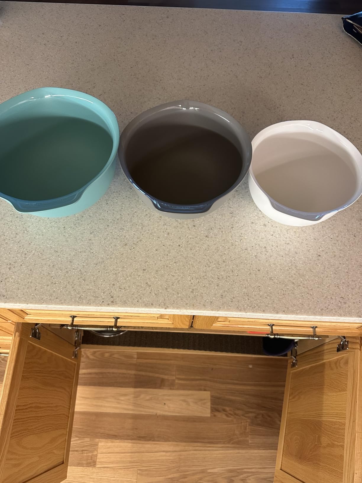 KitchenAid Universal Nesting Plastic Mixing Bowls, Set Of 3, 2.5 quart, 3.5 quart, 4.5 quart, Non Slip Base with Easy Pour Spout to Reduce Mess, Dishwasher Safe, Aqua Sky, White, Gray customer photo 1