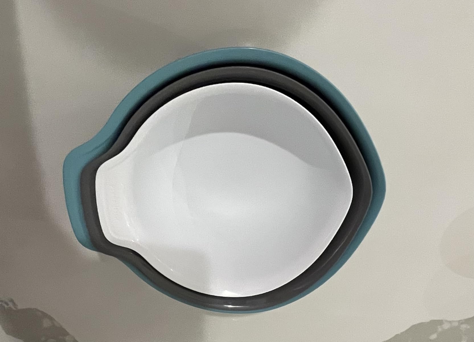 KitchenAid Universal Nesting Plastic Mixing Bowls, Set Of 3, 2.5 quart, 3.5 quart, 4.5 quart, Non Slip Base with Easy Pour Spout to Reduce Mess, Dishwasher Safe, Aqua Sky, White, Gray customer photo 2